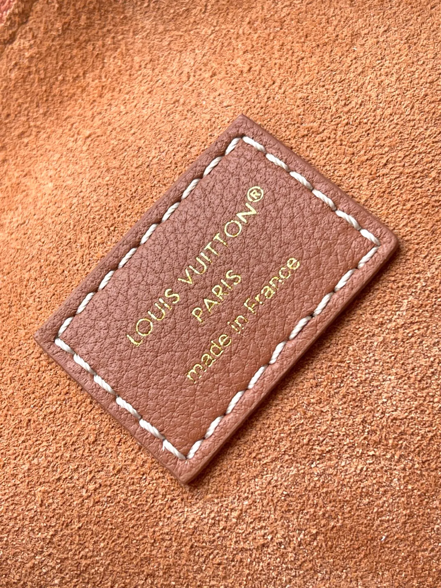 💰1180 (top layer leather) top original order M14642 launches LowKey Cookie medium handbag, highlighting brand heritage and exquisite craftsmanship with elegant design. The soft cow leather will show its unique color over time, and the aged metal padlock and detachable Monogram storage bag are rich details, allowing you to switch to multiple carrying methods at will. Dimensions: 32 × 26 × 5 cm