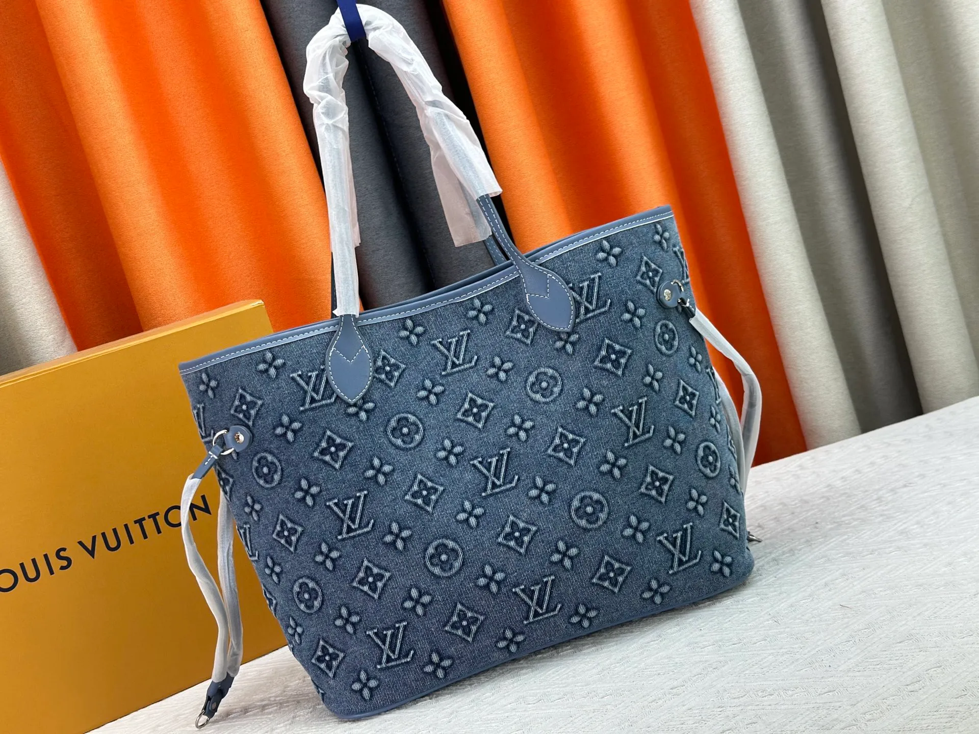 P340 upgraded original M40995 embossed denim shopping bag💋💋Louis Vuitton's new Neverfull is a new interpretation of the classic handbag and explore the exquisite details inside the bag. Redesigned interior pockets feature fresh fabric linings and vintage details inspired by the Louis Vuitton archives, most notably the detachable zippered clutch, which can be used on its own as a sophisticated clutch or as an additional pocket. Bright lining tones add a more lively feel to Monogram's classic canvas. Size: 32*29*17 cm