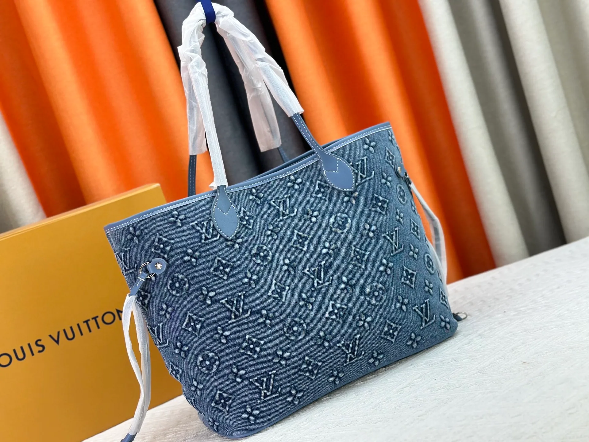 P340 upgraded original M40995 embossed denim shopping bag💋💋Louis Vuitton's new Neverfull is a new interpretation of the classic handbag and explore the exquisite details inside the bag. Redesigned interior pockets feature fresh fabric linings and vintage details inspired by the Louis Vuitton archives, most notably the detachable zippered clutch, which can be used on its own as a sophisticated clutch or as an additional pocket. Bright lining tones add a more lively feel to Monogram's classic canvas. Size: 32*29*17 cm