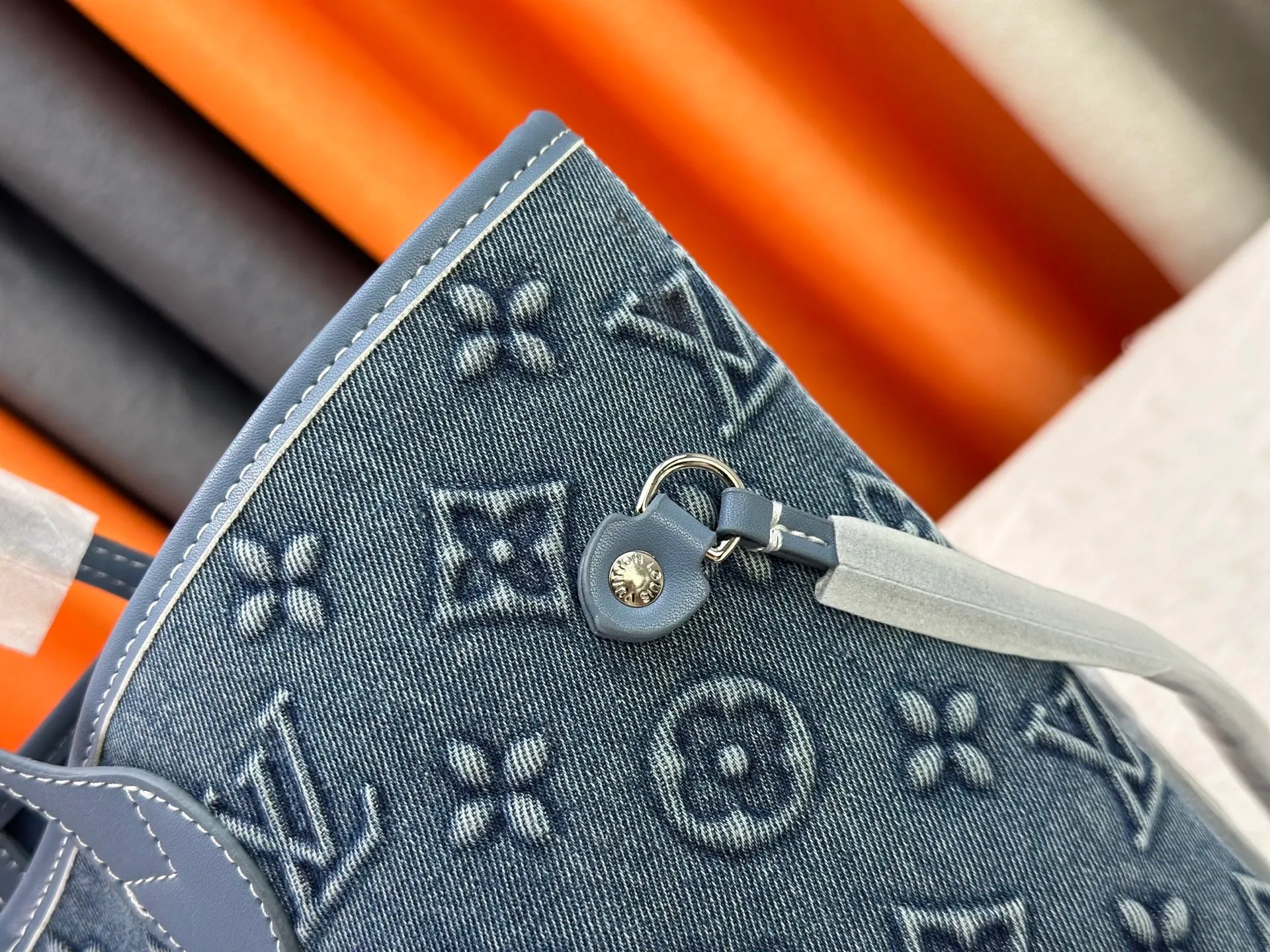 P340 upgraded original M40995 embossed denim shopping bag💋💋Louis Vuitton's new Neverfull is a new interpretation of the classic handbag and explore the exquisite details inside the bag. Redesigned interior pockets feature fresh fabric linings and vintage details inspired by the Louis Vuitton archives, most notably the detachable zippered clutch, which can be used on its own as a sophisticated clutch or as an additional pocket. Bright lining tones add a more lively feel to Monogram's classic canvas. Size: 32*29*17 cm