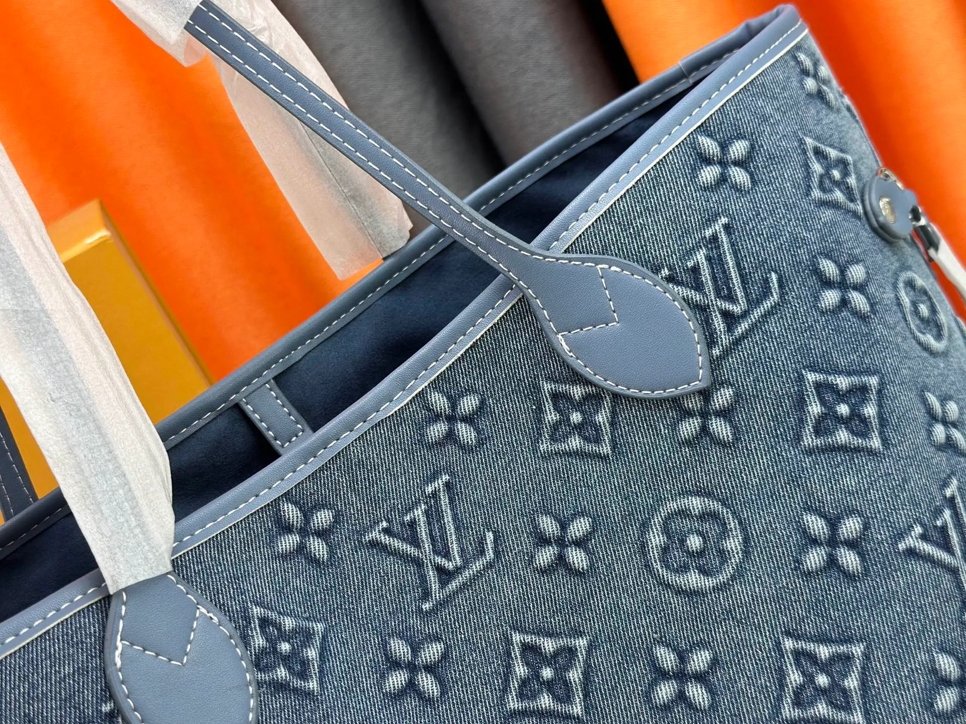 P340 upgraded original M40995 embossed denim shopping bag💋💋Louis Vuitton's new Neverfull is a new interpretation of the classic handbag and explore the exquisite details inside the bag. Redesigned interior pockets feature fresh fabric linings and vintage details inspired by the Louis Vuitton archives, most notably the detachable zippered clutch, which can be used on its own as a sophisticated clutch or as an additional pocket. Bright lining tones add a more lively feel to Monogram's classic canvas. Size: 32*29*17 cm
