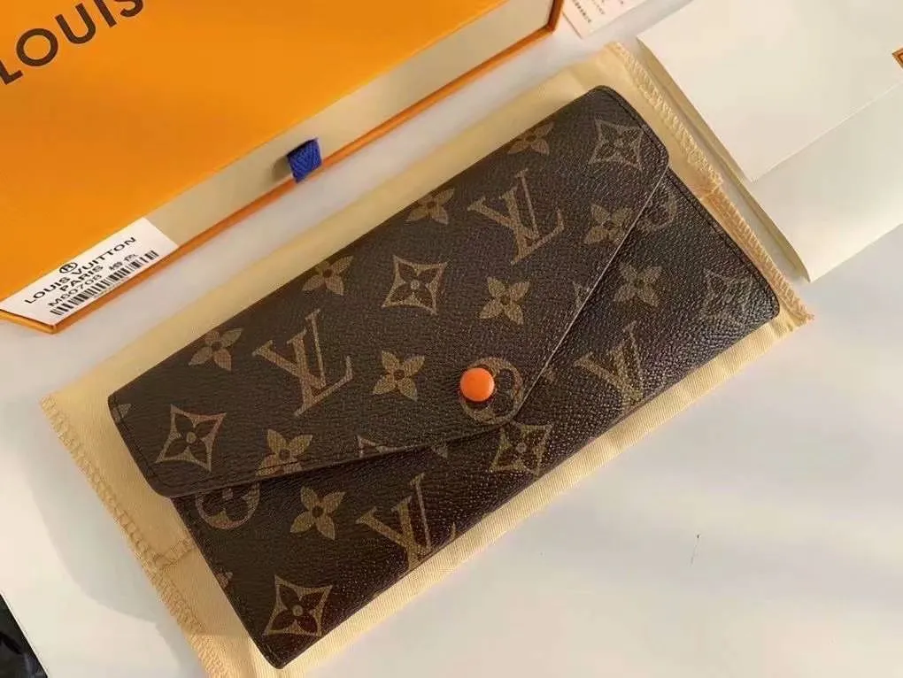 The P110Josephine Wallet is inspired by Louis Vuitton's first wallet. It is made of soft Monogram canvas and lined with brightly colored lining, giving the brand's classic design a unique and stylish beauty. The long, flat shape makes it easy to slip into any pocket or handbag. Model: M60708 Size: 19/10.