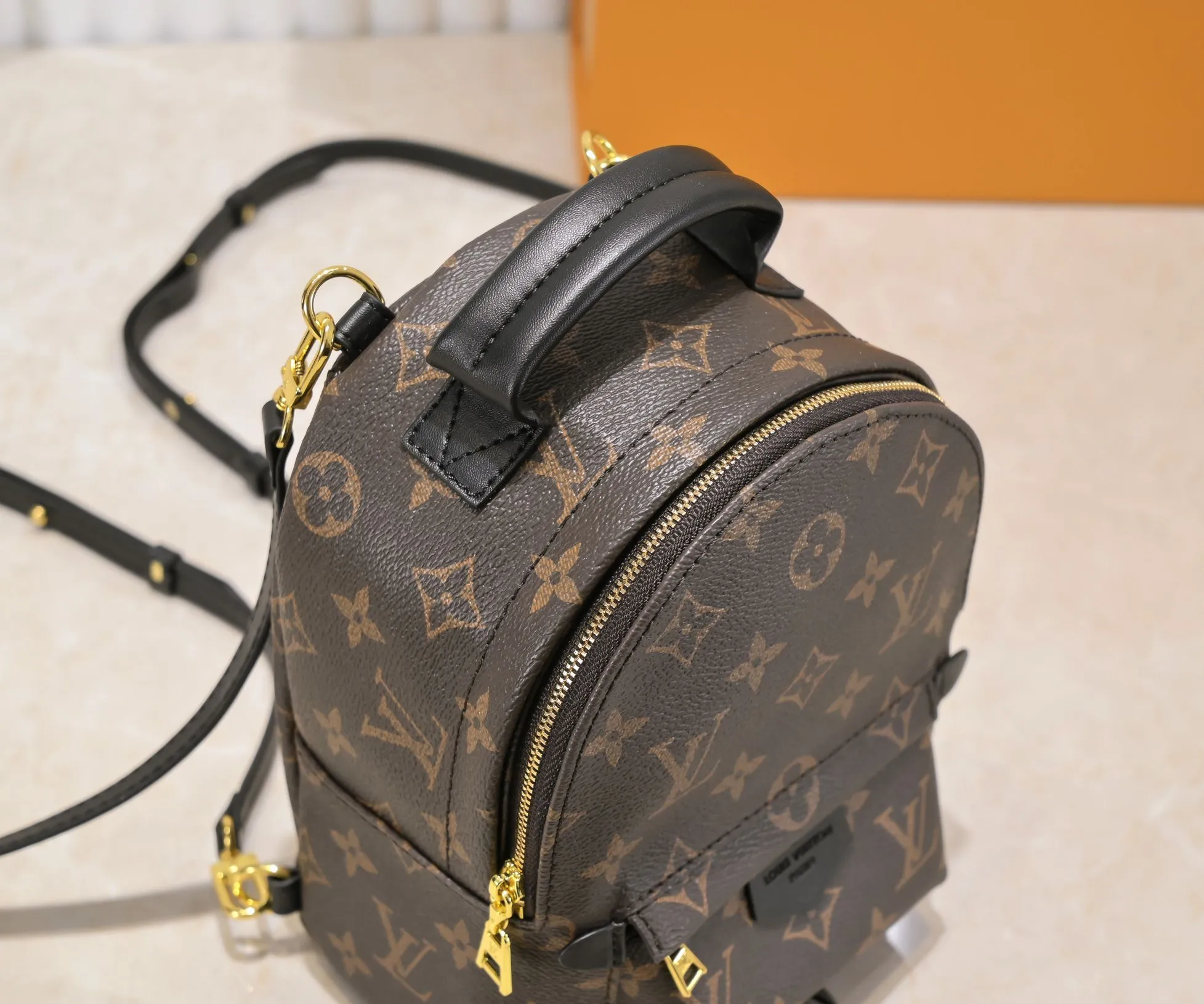 Upgraded original version, (new backpack) Mini 180💰Medium 240💰Large 280💰 Actual pictures Mini M44873, Medium 44871, 41560, 41561, 41562 Presbyopia MONOGRAM BACKPACK Double backpack, this backpack that shines in the 2017 early spring series fashion show has a fashionable style and strong functionality. It is the perfect choice for urban wanderers. It continues the extremely gorgeous appearance and reflects the unique LV characteristics in countless details. Fine decorations such as calfskin trim and engraved zipper pulls complement the loose and soft Monogram canvas. Large size 28*33*16, medium size 22*29*16, mini size 16*21*10