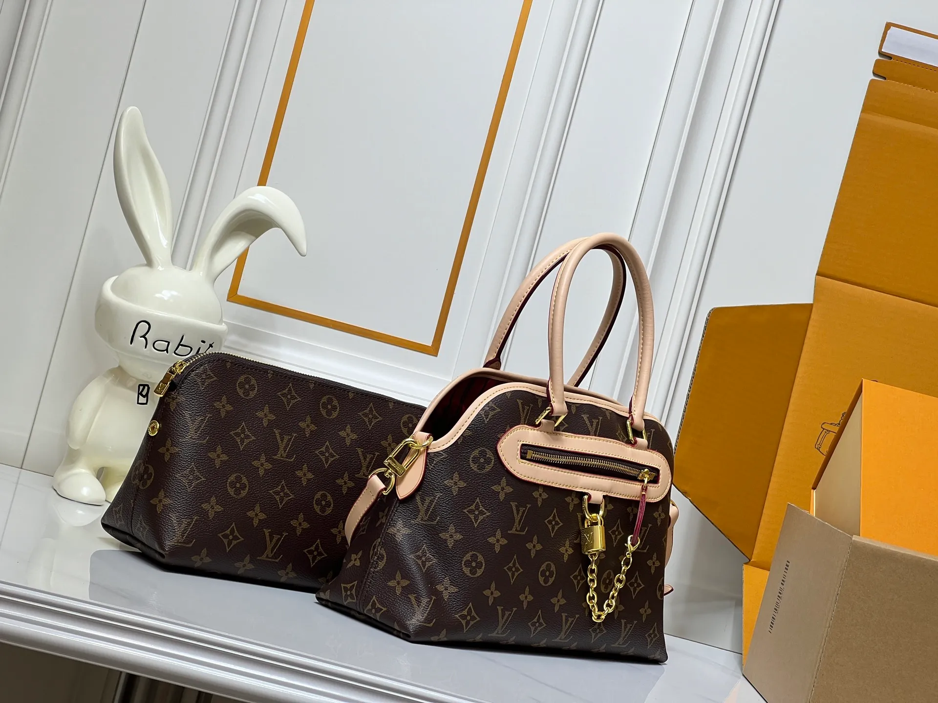 Batch 280💰Small size M15208 M25774 This Louis Vuitton Ever More PM handbag is made of classic Monogram canvas, with light-colored cowhide trim, decorated with a metal chain and padlock design, and has both hand and shoulder functions. It is the brand's modern interpretation of retro bags, integrating classic elements and contemporary design, showing an elegant retro style in the 2025 retro trend. It is suitable for daily commuting, leisure and other occasions. It is a fashionable and practical item. Large size: 35x22x15cm. Small size: 28x18x12cm