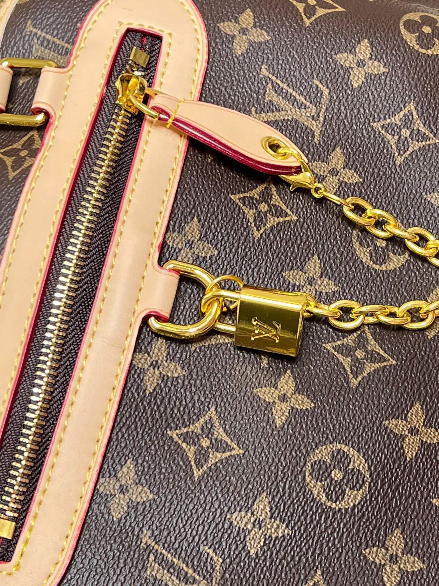 Batch 280💰Small size M15208 M25774 This Louis Vuitton Ever More PM handbag is made of classic Monogram canvas, with light-colored cowhide trim, decorated with a metal chain and padlock design, and has both hand and shoulder functions. It is the brand's modern interpretation of retro bags, integrating classic elements and contemporary design, showing an elegant retro style in the 2025 retro trend. It is suitable for daily commuting, leisure and other occasions. It is a fashionable and practical item. Large size: 35x22x15cm. Small size: 28x18x12cm