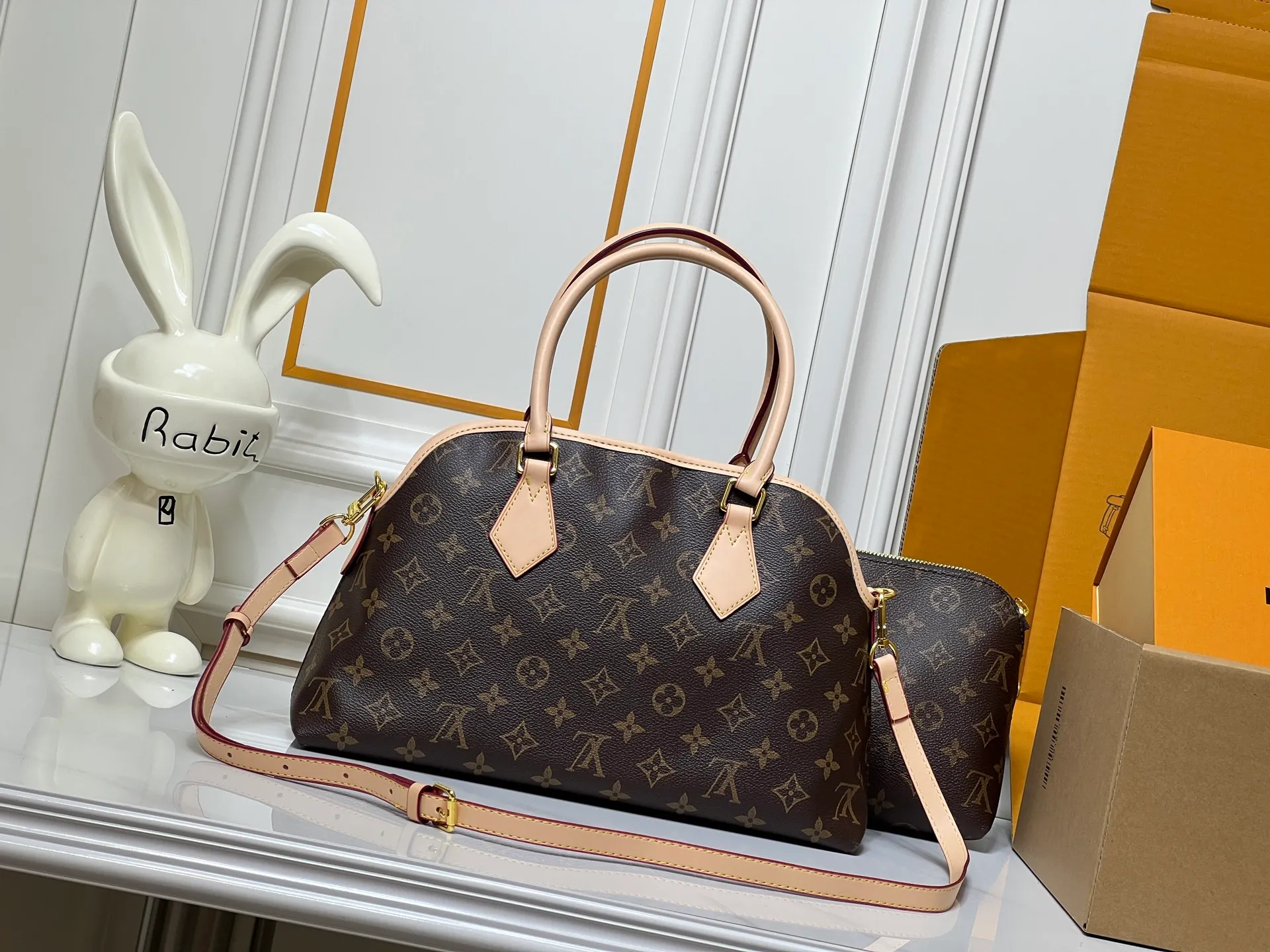 Batch 280💰Small size M15208 M25774 This Louis Vuitton Ever More PM handbag is made of classic Monogram canvas, with light-colored cowhide trim, decorated with a metal chain and padlock design, and has both hand and shoulder functions. It is the brand's modern interpretation of retro bags, integrating classic elements and contemporary design, showing an elegant retro style in the 2025 retro trend. It is suitable for daily commuting, leisure and other occasions. It is a fashionable and practical item. Large size: 35x22x15cm. Small size: 28x18x12cm