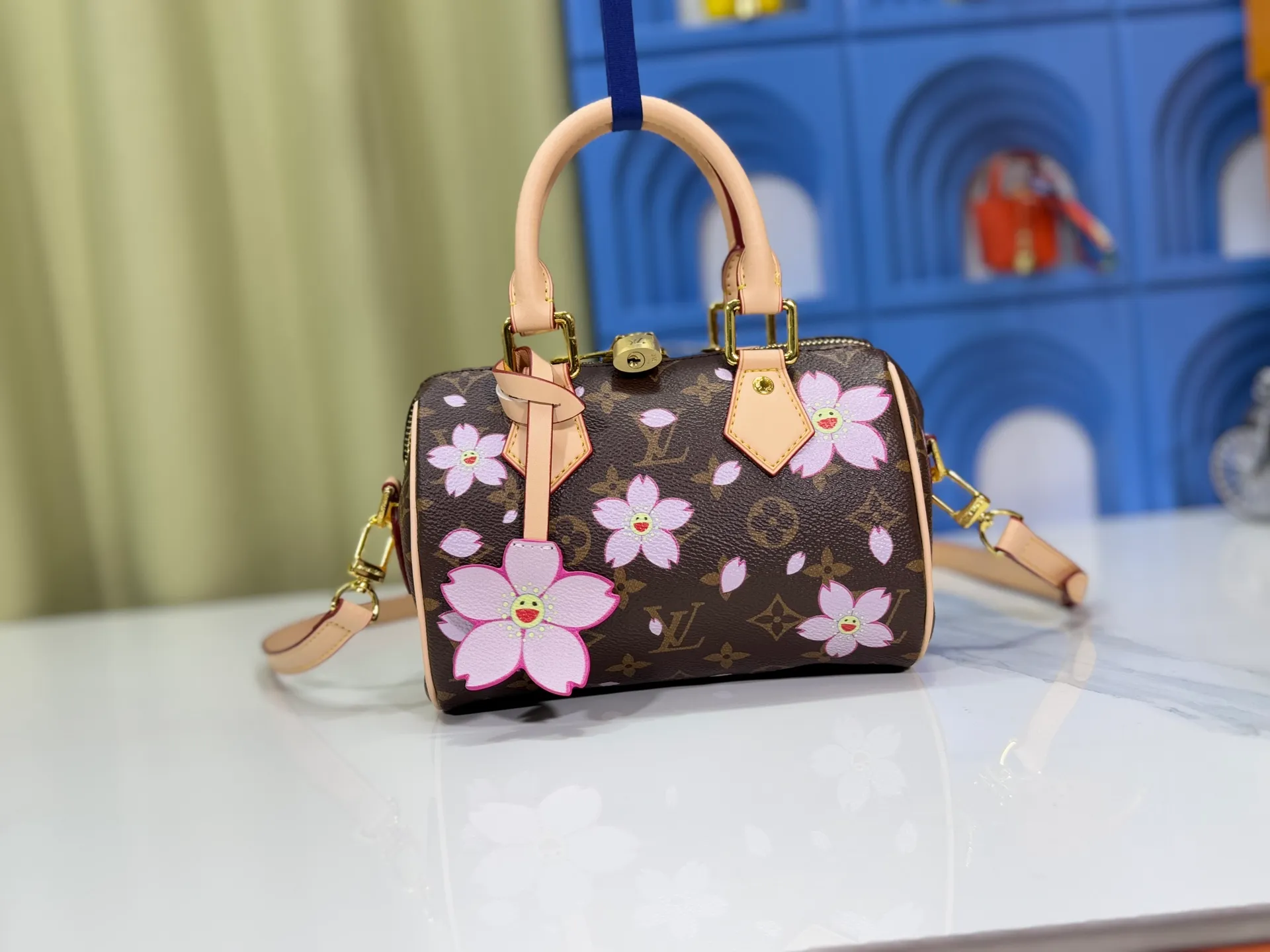 P240 Upgraded original M13805 M13257 M40390 M46234 lv Murakami Takashi co-branded cherry blossom 🌸NANOSPEEDY handbag This Nano Speedy handbag combines Monogram canvas and cow leather trim printing, with 33 colorful colors to interpret white tricolor and black tricolor. It has been launched in twelve pieces and is very popular around the world and is loved by celebrities and celebrities. 20 x 13 x 12 cm