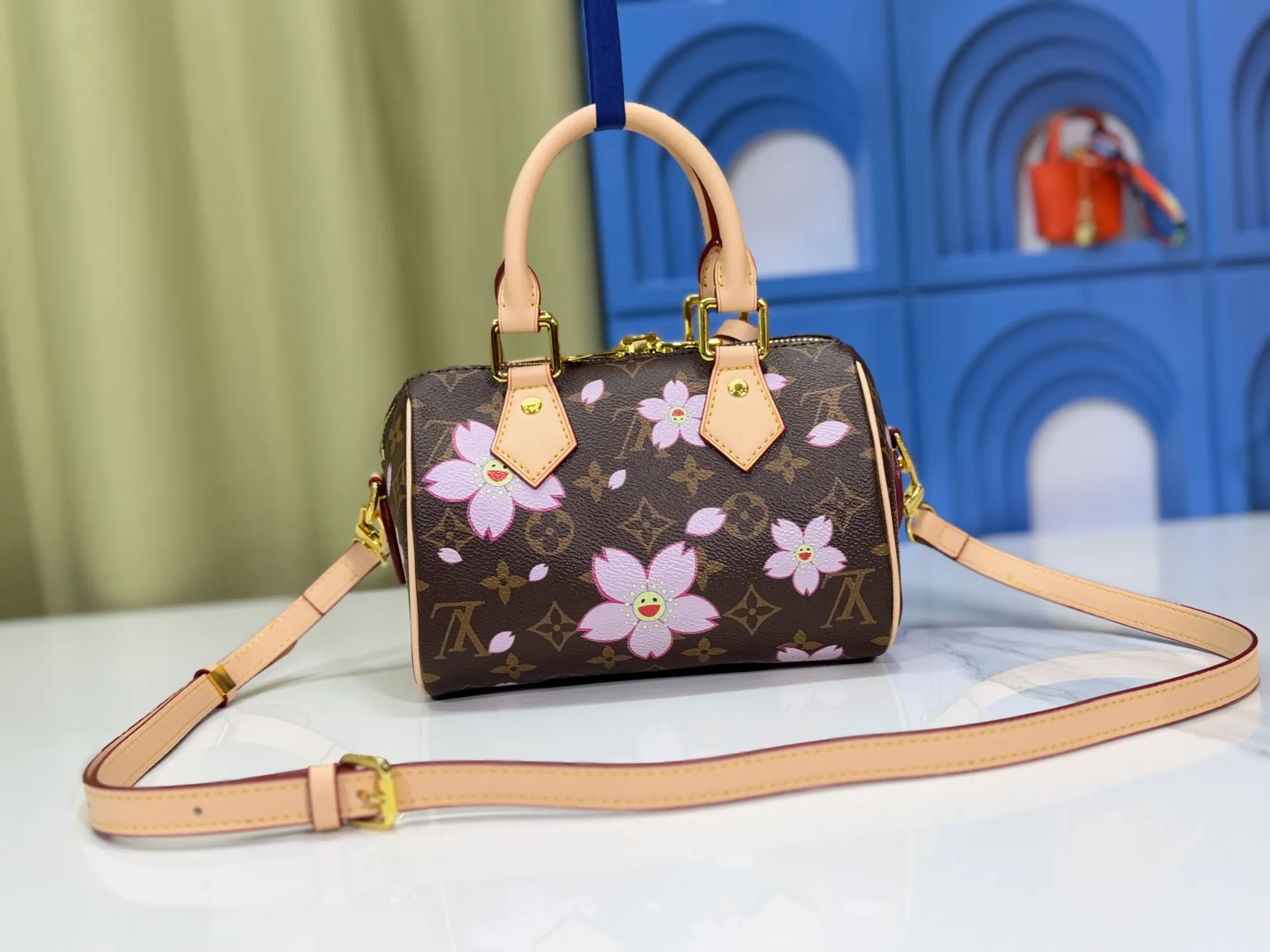 P240 Upgraded original M13805 M13257 M40390 M46234 lv Murakami Takashi co-branded cherry blossom 🌸NANOSPEEDY handbag This Nano Speedy handbag combines Monogram canvas and cow leather trim printing, with 33 colorful colors to interpret white tricolor and black tricolor. It has been launched in twelve pieces and is very popular around the world and is loved by celebrities and celebrities. 20 x 13 x 12 cm