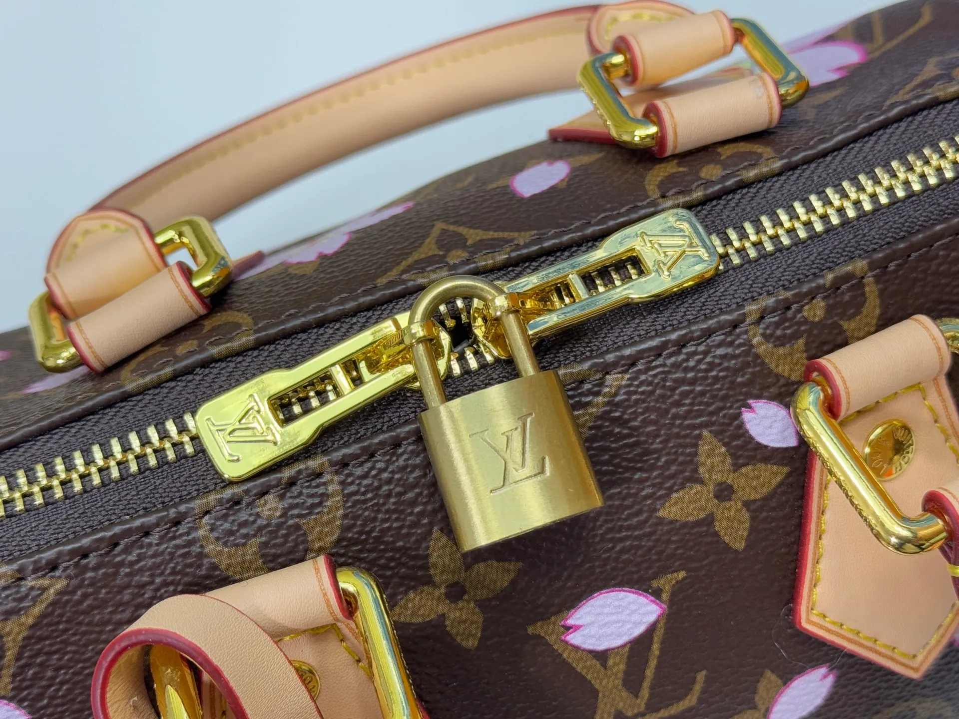P240 Upgraded original M13805 M13257 M40390 M46234 lv Murakami Takashi co-branded cherry blossom 🌸NANOSPEEDY handbag This Nano Speedy handbag combines Monogram canvas and cow leather trim printing, with 33 colorful colors to interpret white tricolor and black tricolor. It has been launched in twelve pieces and is very popular around the world and is loved by celebrities and celebrities. 20 x 13 x 12 cm