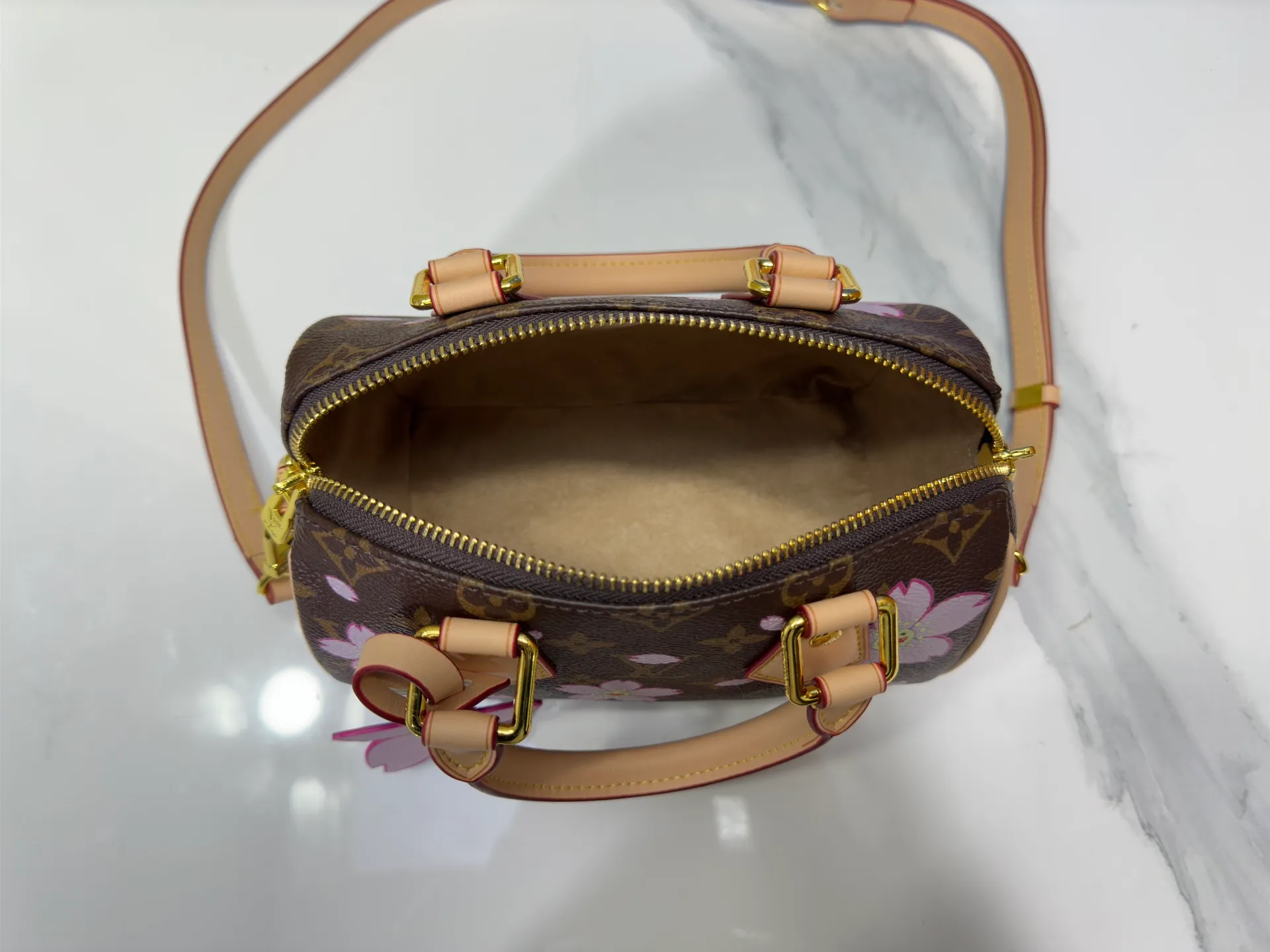 P240 Upgraded original M13805 M13257 M40390 M46234 lv Murakami Takashi co-branded cherry blossom 🌸NANOSPEEDY handbag This Nano Speedy handbag combines Monogram canvas and cow leather trim printing, with 33 colorful colors to interpret white tricolor and black tricolor. It has been launched in twelve pieces and is very popular around the world and is loved by celebrities and celebrities. 20 x 13 x 12 cm