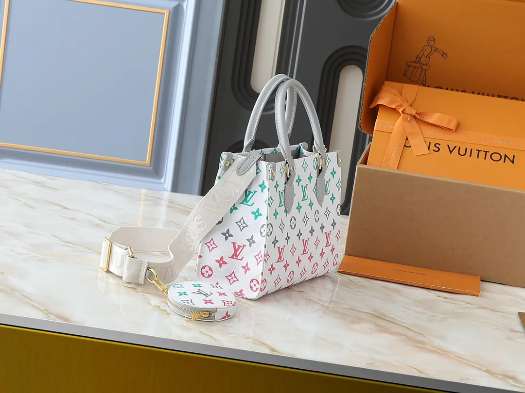💰260💰Upgraded original version 🔥New style🔥M45659 M46373 M44571 This small OnTheGo handbag is made of Monogram and Monogram Reverse canvas, with the Monogram Giant pattern embellished on it. The Toron handle and the jacquard textured shoulder strap decorated with the brand's logo create a visual contrast, and the detachable coin bag is suitable for storing change or small items. It combines fashionable charm with various functions, making it a good daily companion. 25.0 x 19.0 x 11.5 cm (length x height x width)