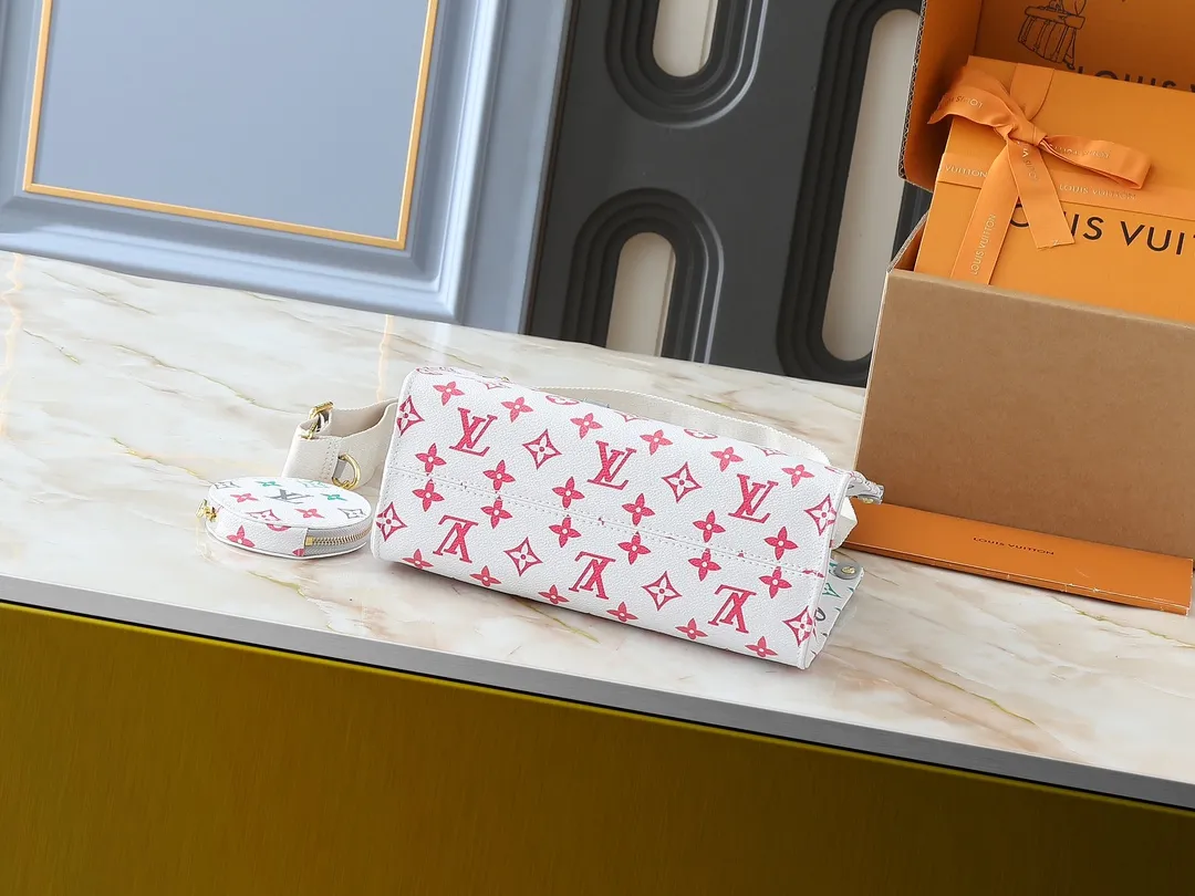 💰260💰Upgraded original version 🔥New style🔥M45659 M46373 M44571 This small OnTheGo handbag is made of Monogram and Monogram Reverse canvas, with the Monogram Giant pattern embellished on it. The Toron handle and the jacquard textured shoulder strap decorated with the brand's logo create a visual contrast, and the detachable coin bag is suitable for storing change or small items. It combines fashionable charm with various functions, making it a good daily companion. 25.0 x 19.0 x 11.5 cm (length x height x width)