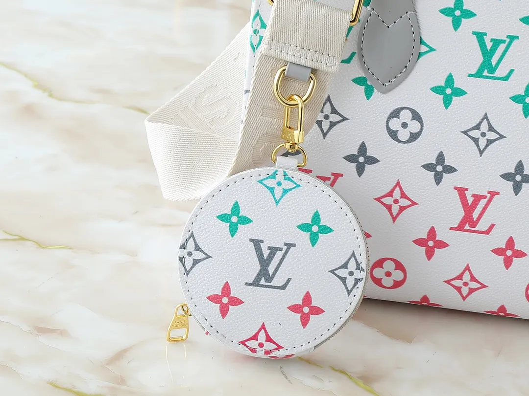 💰260💰Upgraded original version 🔥New style🔥M45659 M46373 M44571 This small OnTheGo handbag is made of Monogram and Monogram Reverse canvas, with the Monogram Giant pattern embellished on it. The Toron handle and the jacquard textured shoulder strap decorated with the brand's logo create a visual contrast, and the detachable coin bag is suitable for storing change or small items. It combines fashionable charm with various functions, making it a good daily companion. 25.0 x 19.0 x 11.5 cm (length x height x width)