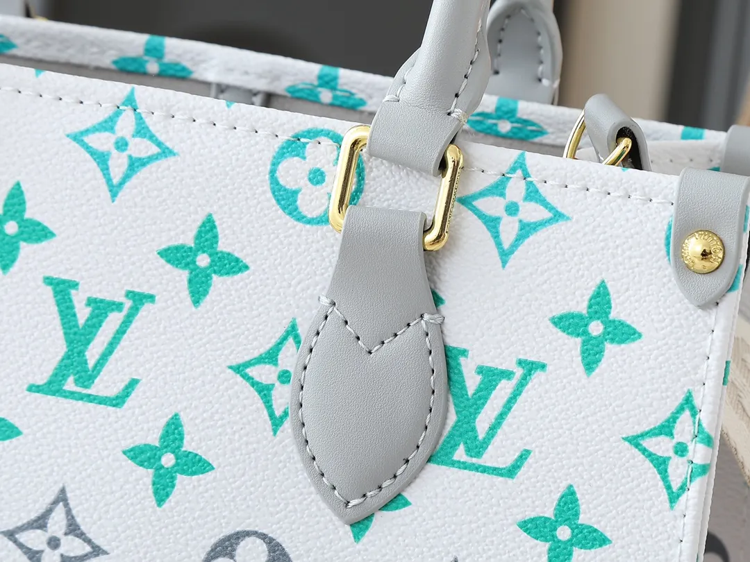 💰260💰Upgraded original version 🔥New style🔥M45659 M46373 M44571 This small OnTheGo handbag is made of Monogram and Monogram Reverse canvas, with the Monogram Giant pattern embellished on it. The Toron handle and the jacquard textured shoulder strap decorated with the brand's logo create a visual contrast, and the detachable coin bag is suitable for storing change or small items. It combines fashionable charm with various functions, making it a good daily companion. 25.0 x 19.0 x 11.5 cm (length x height x width)