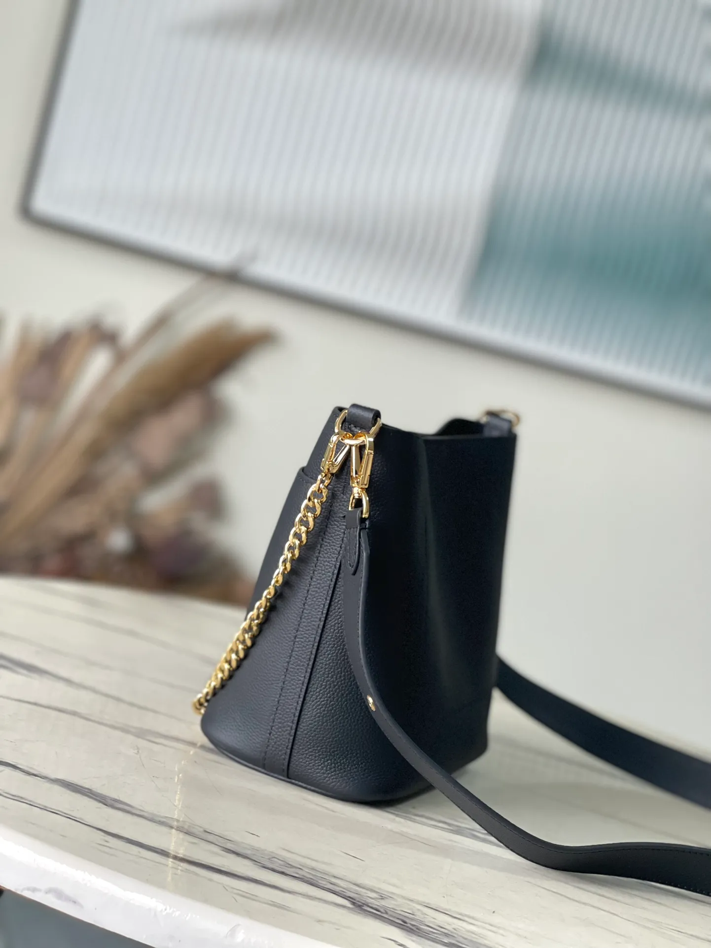 💰1000 (top layer leather) top original M24006 black Lock and Walk bucket bag is made of light and comfortable grained cow leather, calmly interpreting French style. The L twist lock opens the large front compartment for easy access to what you need on the go. The detachable shoulder strap and chain handle allow for a variety of carrying methods. Dimensions: 20 × 20.5 × 12 cm