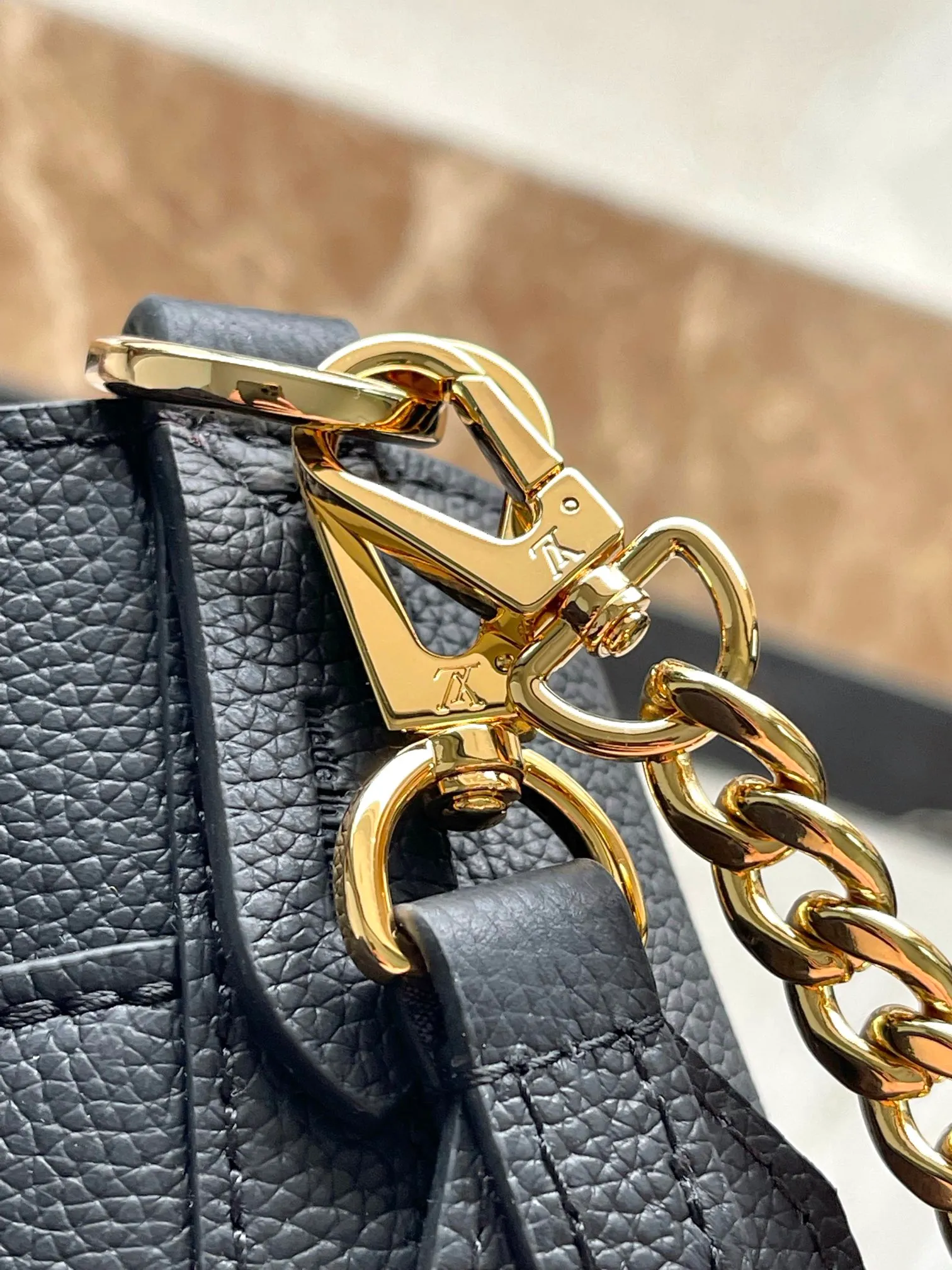 💰1000 (top layer leather) top original M24006 black Lock and Walk bucket bag is made of light and comfortable grained cow leather, calmly interpreting French style. The L twist lock opens the large front compartment for easy access to what you need on the go. The detachable shoulder strap and chain handle allow for a variety of carrying methods. Dimensions: 20 × 20.5 × 12 cm