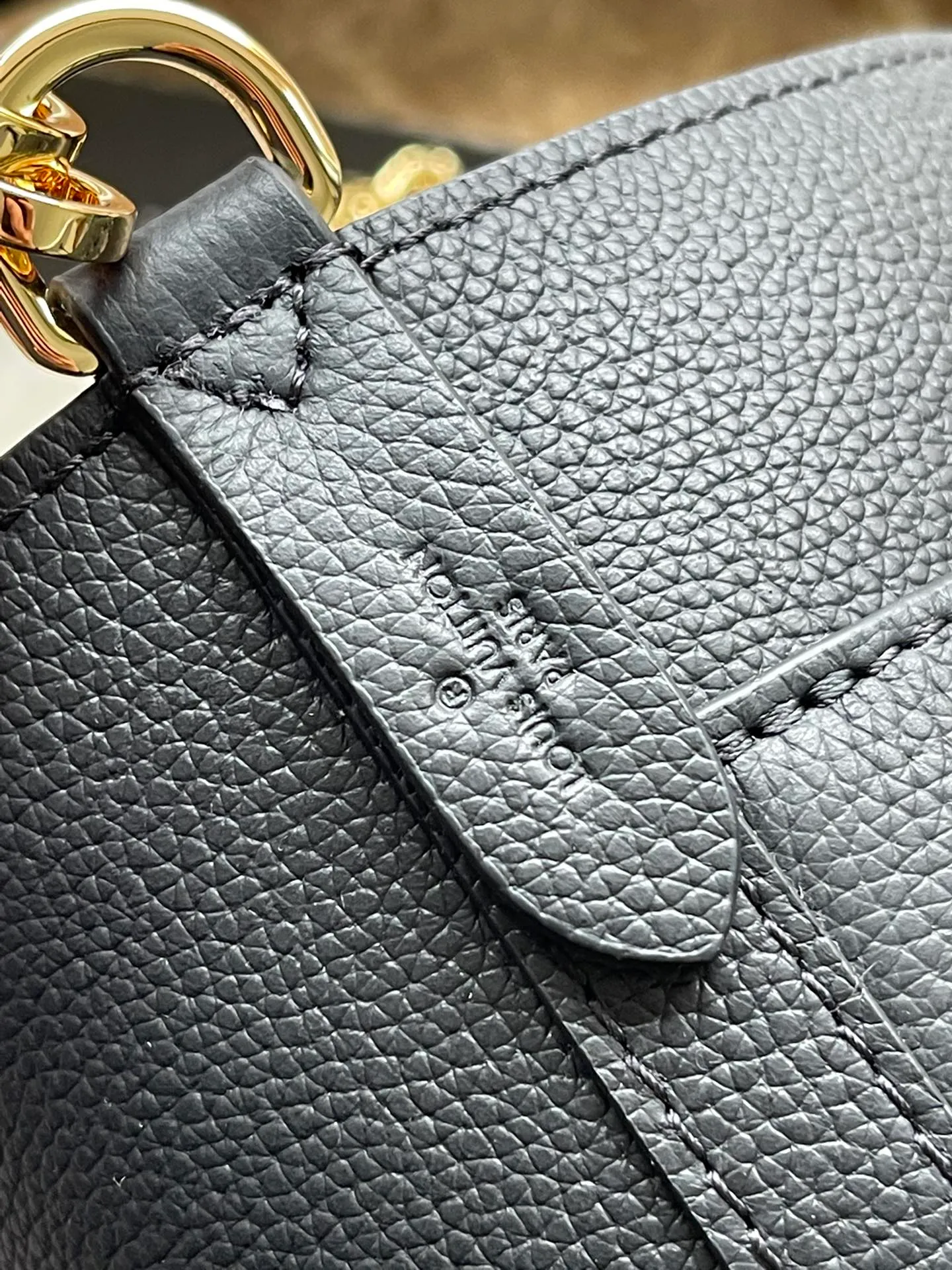 💰1000 (top layer leather) top original M24006 black Lock and Walk bucket bag is made of light and comfortable grained cow leather, calmly interpreting French style. The L twist lock opens the large front compartment for easy access to what you need on the go. The detachable shoulder strap and chain handle allow for a variety of carrying methods. Dimensions: 20 × 20.5 × 12 cm