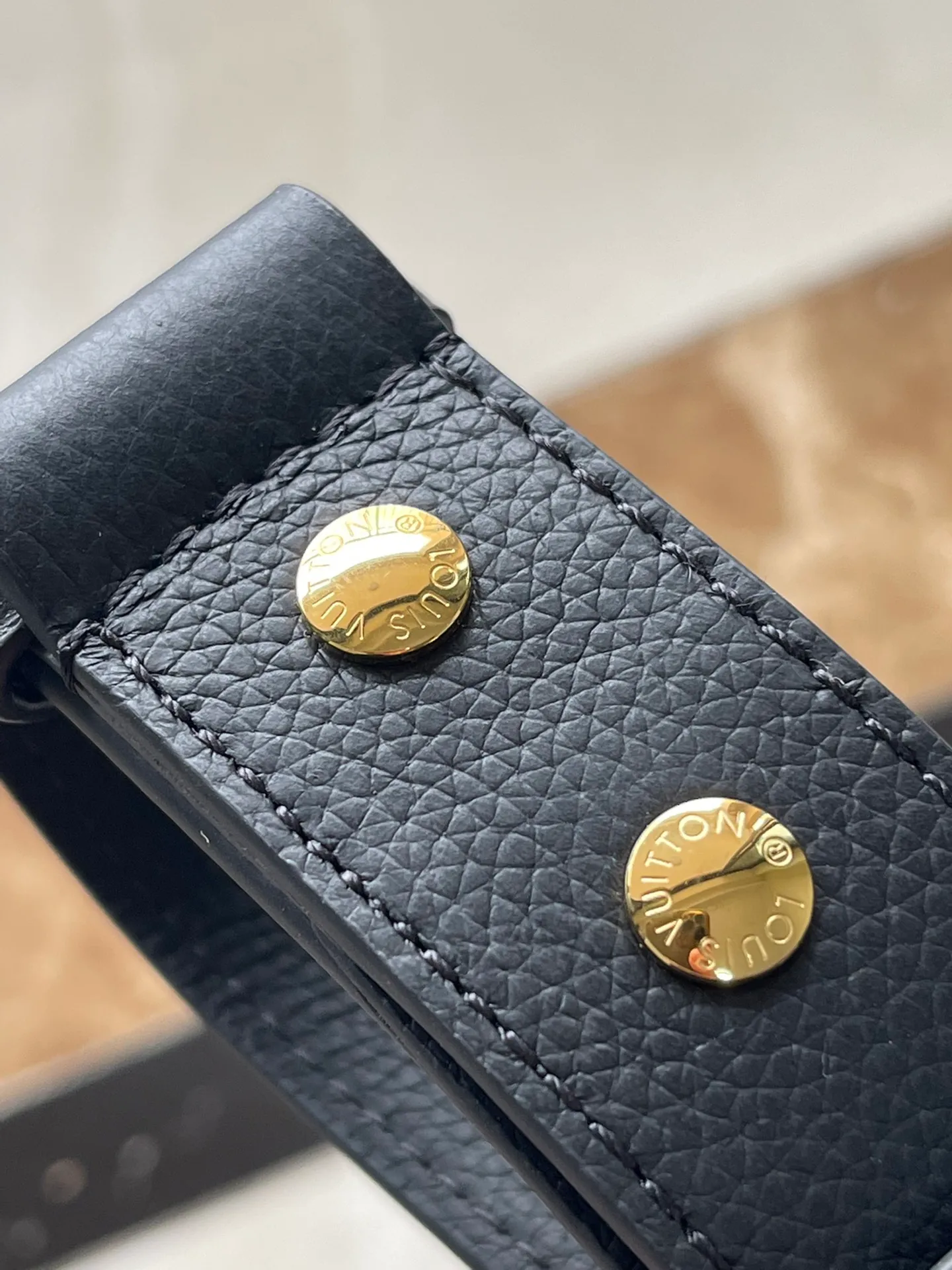 💰1000 (top layer leather) top original M24006 black Lock and Walk bucket bag is made of light and comfortable grained cow leather, calmly interpreting French style. The L twist lock opens the large front compartment for easy access to what you need on the go. The detachable shoulder strap and chain handle allow for a variety of carrying methods. Dimensions: 20 × 20.5 × 12 cm