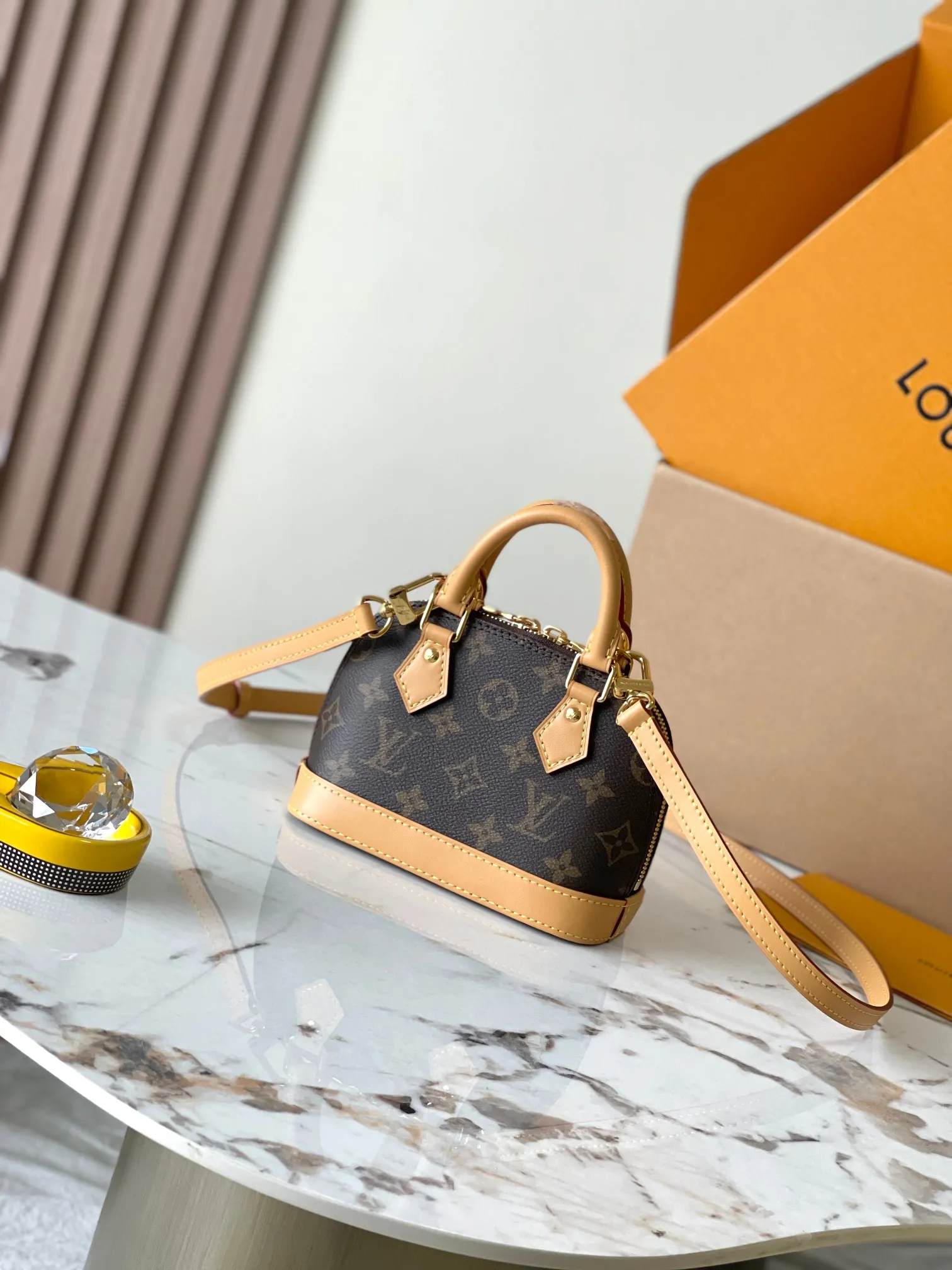 P1760 [Special grade MB original leather] New Nano Alma presbyopic handbag Model: M82717 chip version Material: A-grade all-steel hardware, imported original fabric Packaging: Full set of original duty-free MB packaging Size: 18*12*8CM