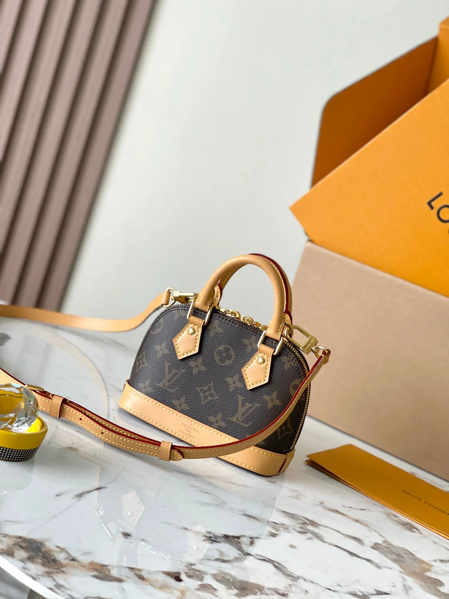 P1760 [Special grade MB original leather] New Nano Alma presbyopic handbag Model: M82717 chip version Material: A-grade all-steel hardware, imported original fabric Packaging: Full set of original duty-free MB packaging Size: 18*12*8CM