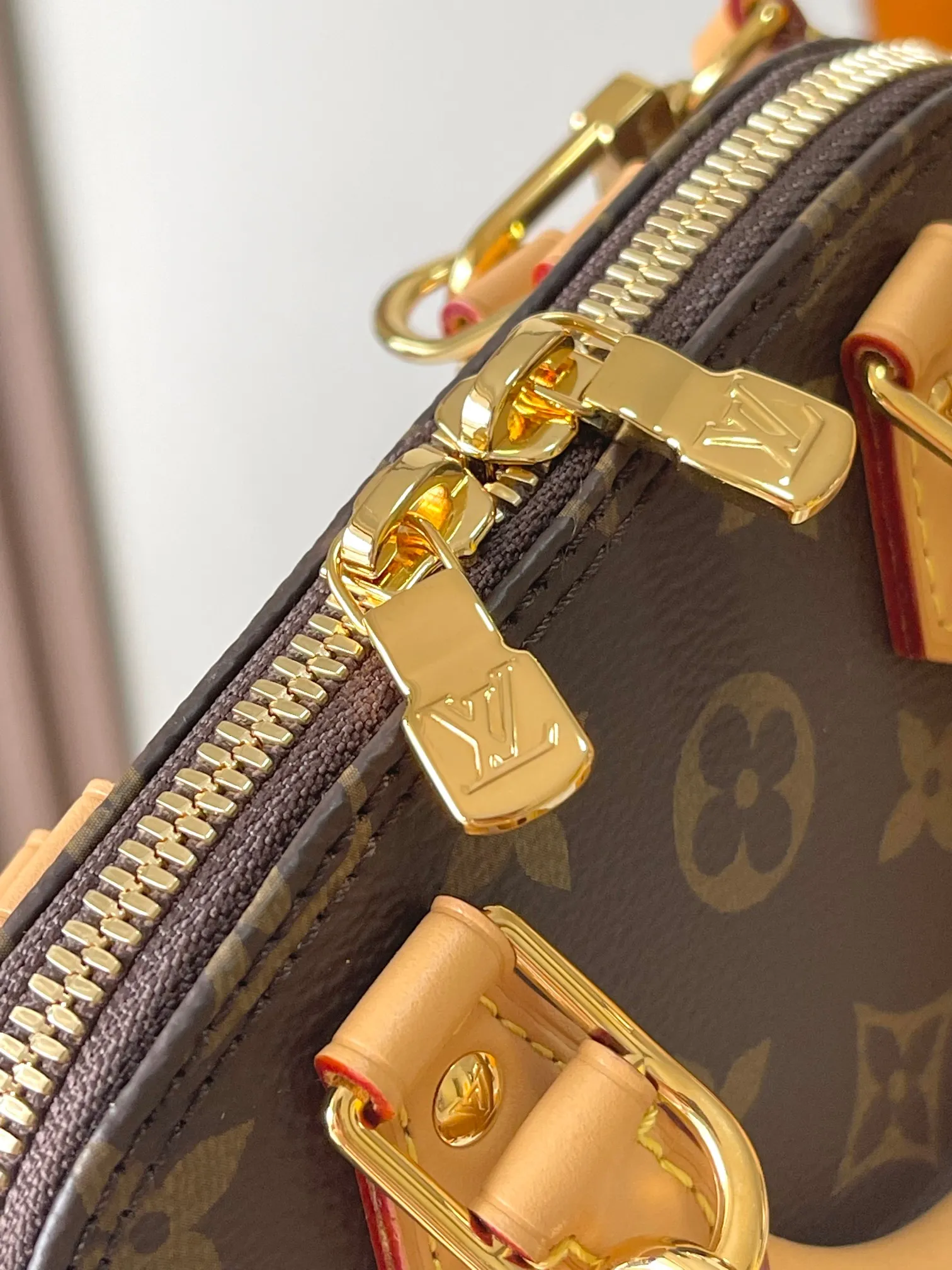 P1760 [Special grade MB original leather] New Nano Alma presbyopic handbag Model: M82717 chip version Material: A-grade all-steel hardware, imported original fabric Packaging: Full set of original duty-free MB packaging Size: 18*12*8CM