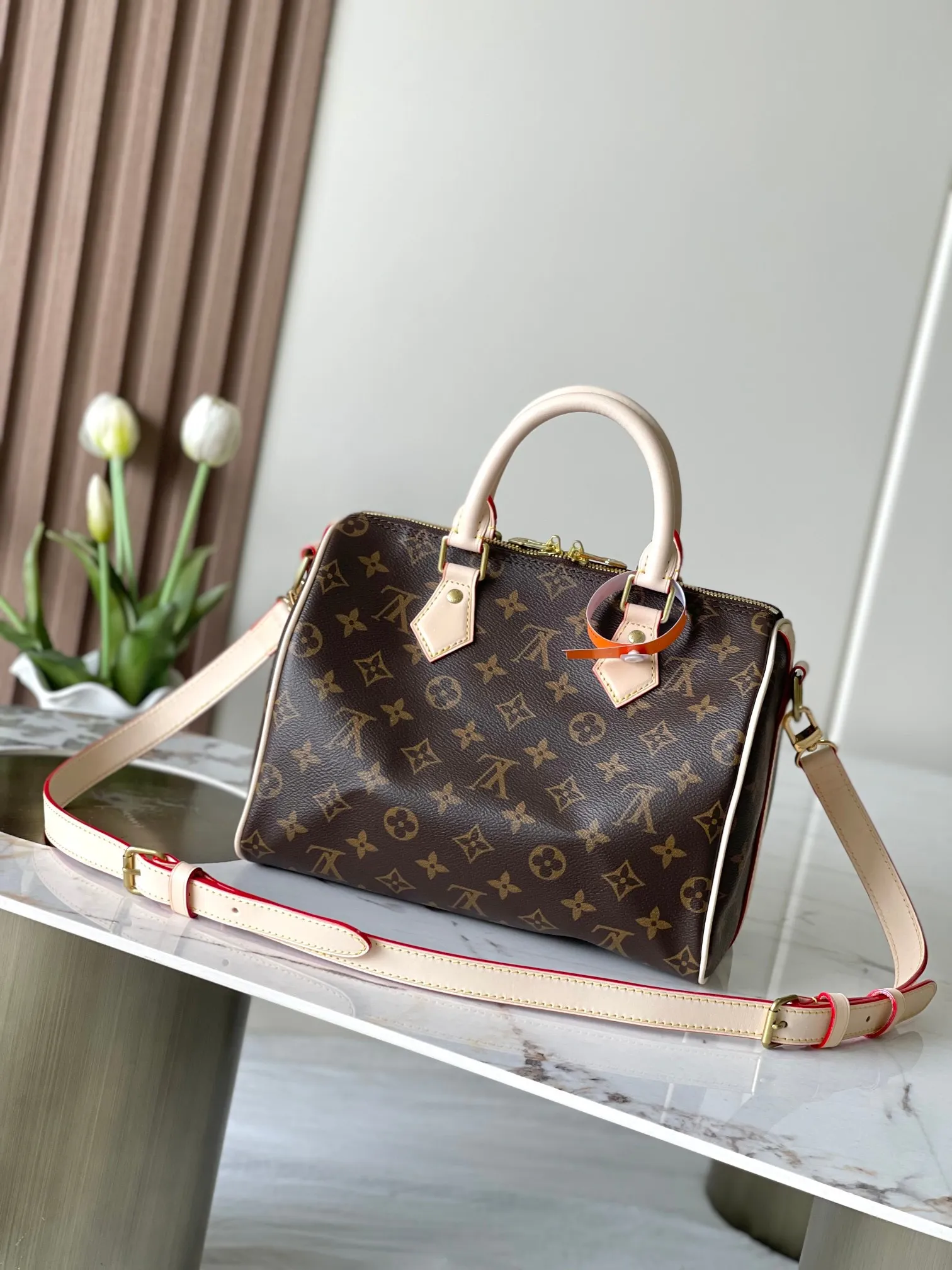 💰760 Top original model 41113 Flower Speedy series handbags were originally designed for travelers. The name pays tribute to the booming rapid transit system in the 1930s. This Speedy Bandoulière 25 handbag is made of Monogram canvas to reproduce the iconic structure, and continues the classic details with rolled leather handles, engraved padlock and detachable shoulder strap, making it an ideal choice for urban travel. 25x19x15cm