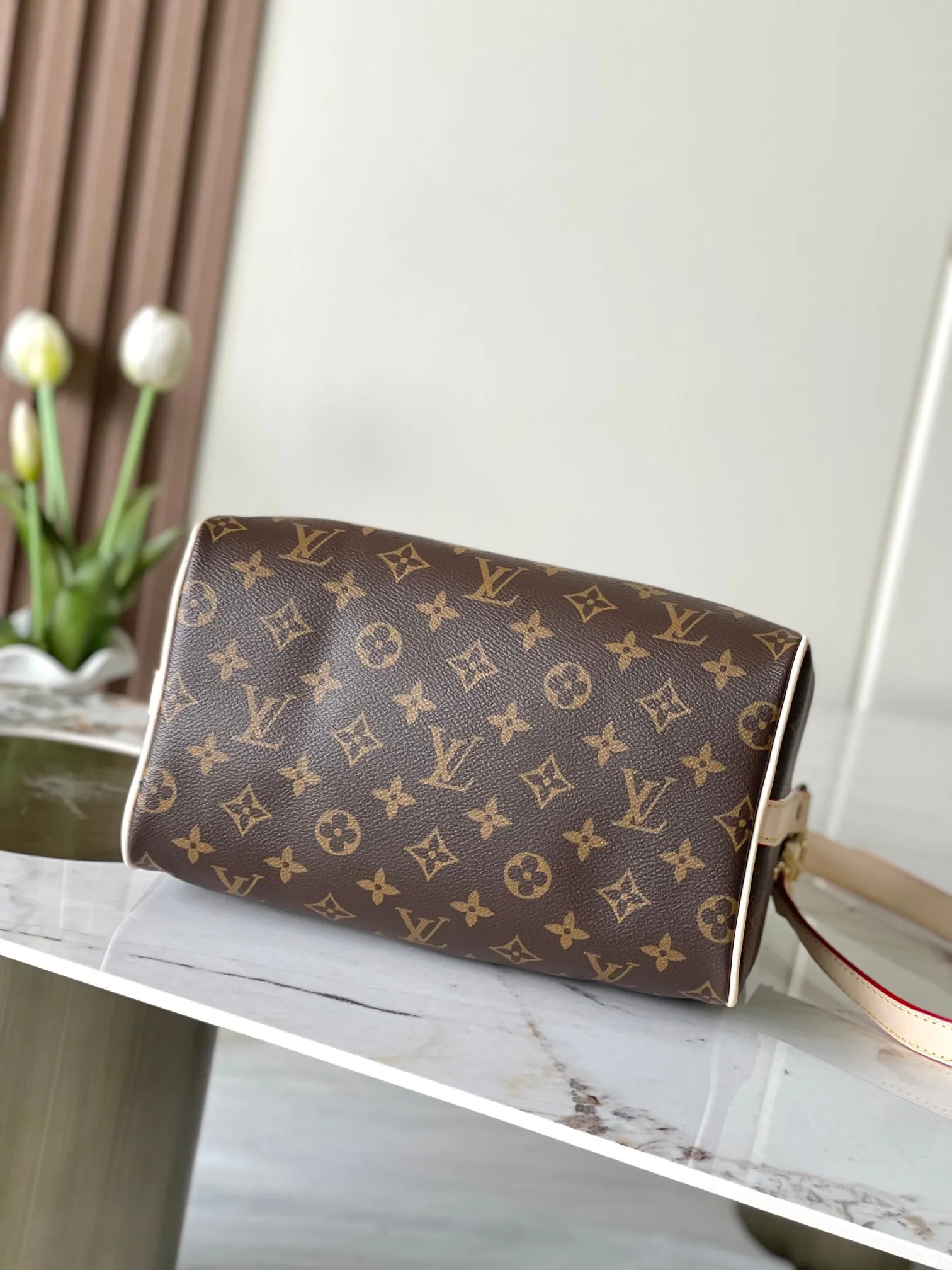 💰760 Top original model 41113 Flower Speedy series handbags were originally designed for travelers. The name pays tribute to the booming rapid transit system in the 1930s. This Speedy Bandoulière 25 handbag is made of Monogram canvas to reproduce the iconic structure, and continues the classic details with rolled leather handles, engraved padlock and detachable shoulder strap, making it an ideal choice for urban travel. 25x19x15cm