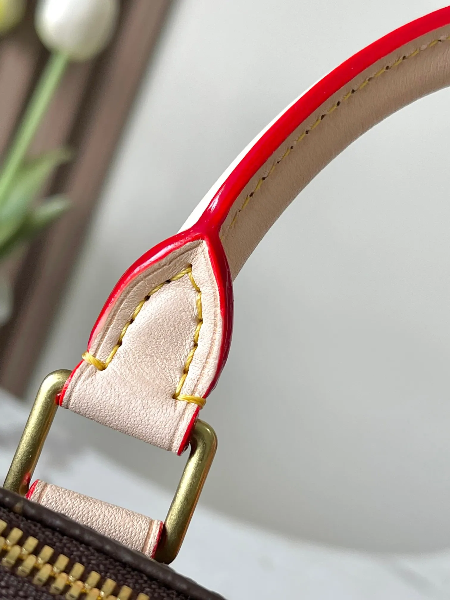 💰760 Top original model 41113 Flower Speedy series handbags were originally designed for travelers. The name pays tribute to the booming rapid transit system in the 1930s. This Speedy Bandoulière 25 handbag is made of Monogram canvas to reproduce the iconic structure, and continues the classic details with rolled leather handles, engraved padlock and detachable shoulder strap, making it an ideal choice for urban travel. 25x19x15cm