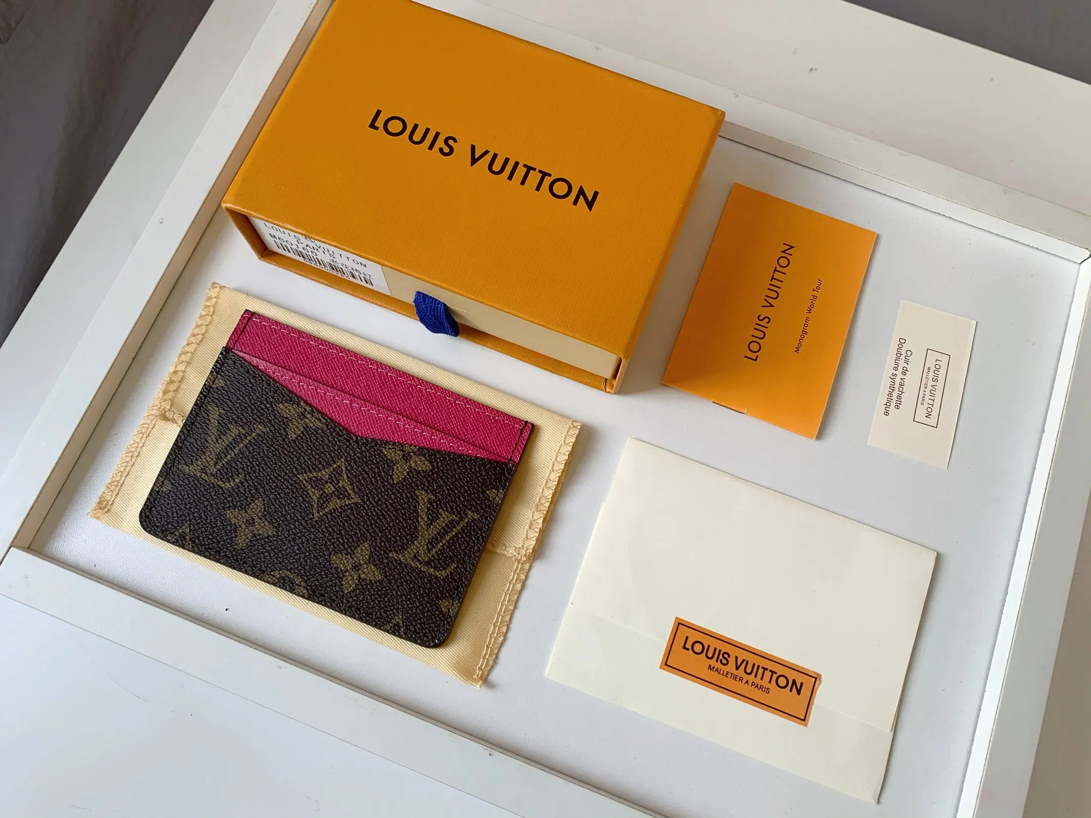 💰80 💎Card Holder Neo Card Holder made of Monogram Macassar canvas is the first choice for carrying important cards. Black leather trim makes the classic Louis Vuitton pattern even more eye-catching. Model: M60166. Size: 7.5*12