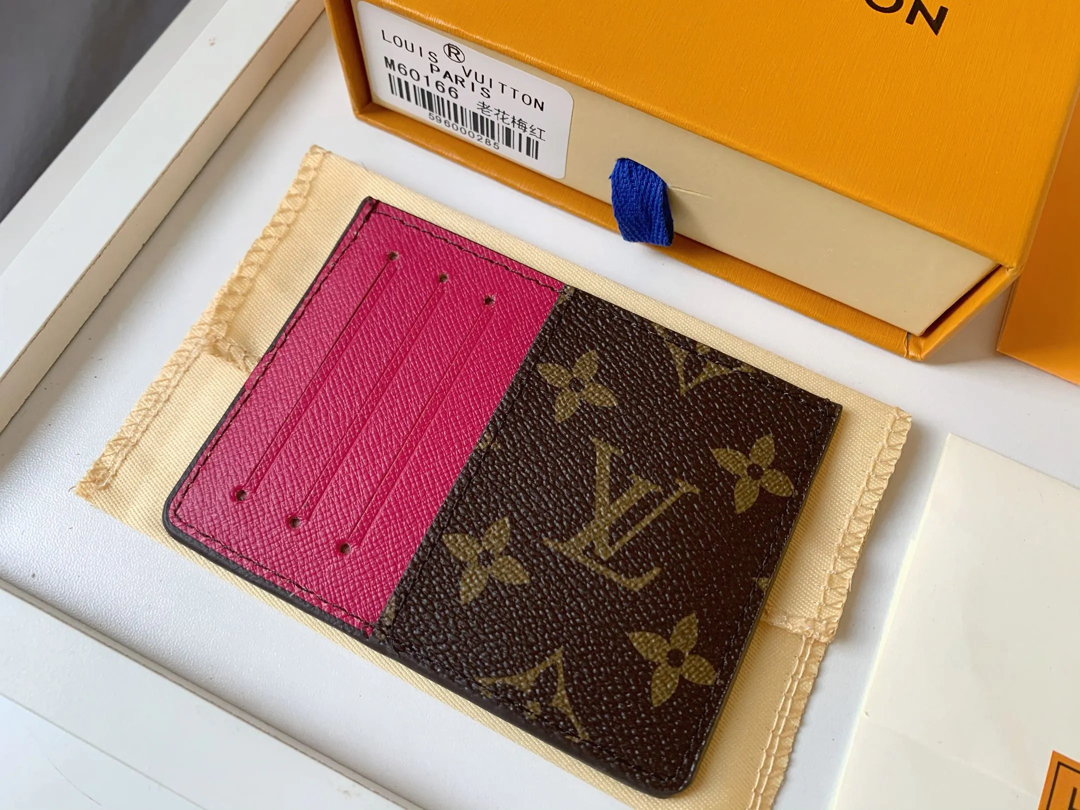 💰80 💎Card Holder Neo Card Holder made of Monogram Macassar canvas is the first choice for carrying important cards. Black leather trim makes the classic Louis Vuitton pattern even more eye-catching. Model: M60166. Size: 7.5*12