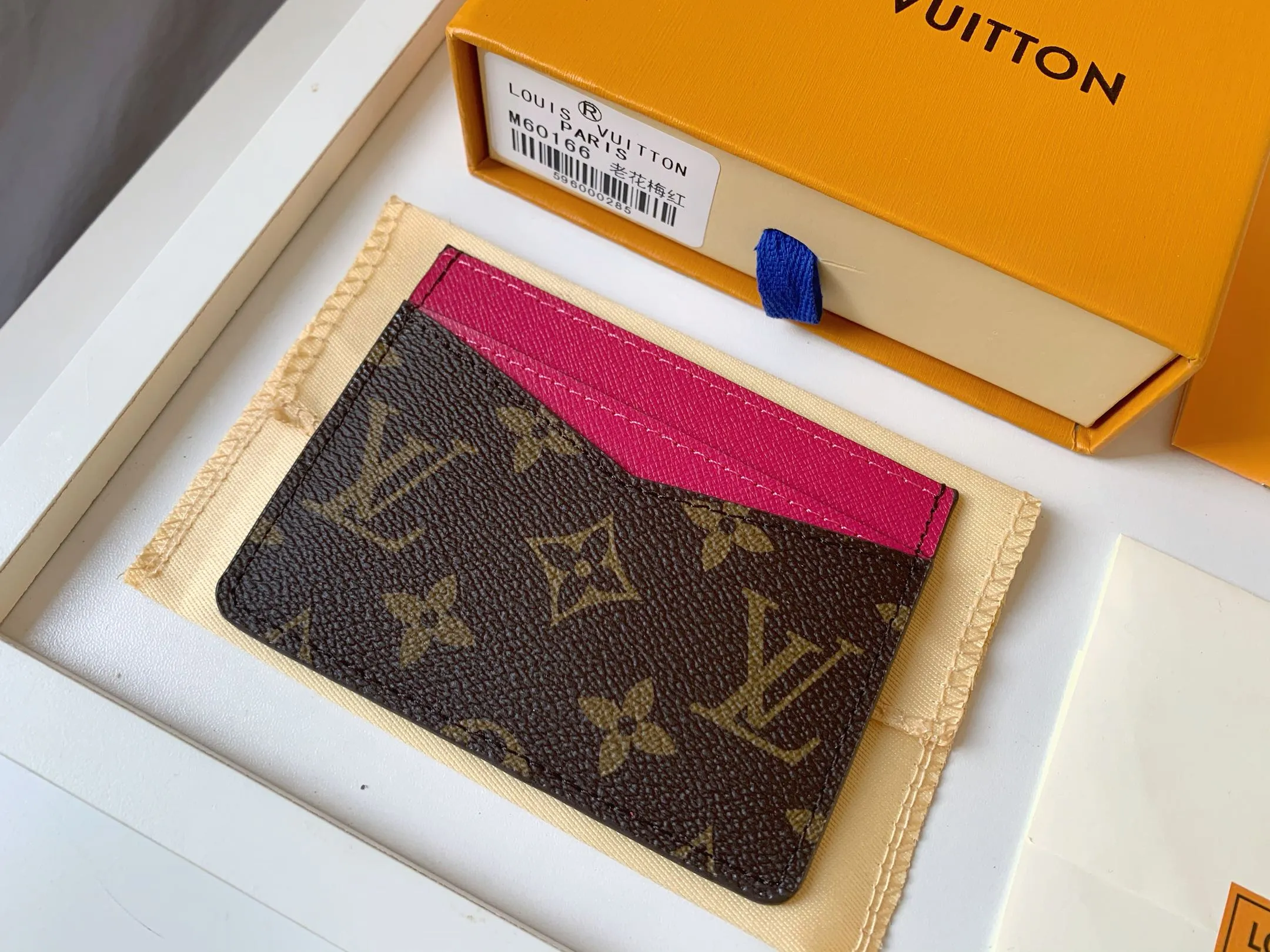 💰80 💎Card Holder Neo Card Holder made of Monogram Macassar canvas is the first choice for carrying important cards. Black leather trim makes the classic Louis Vuitton pattern even more eye-catching. Model: M60166. Size: 7.5*12