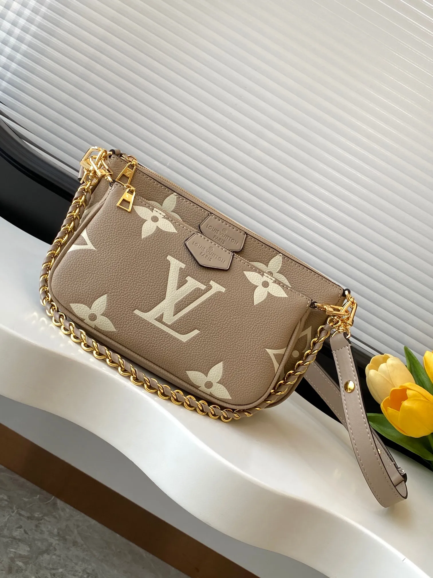 💰940 (top layer leather) top original single dynamic transcoding chip [three-piece mahjong bag] New full leather printing Highly practical in stock M22670 green M45777 black silk screen M80399 black embossed M80447 white embossed M45777 black silk screen M80447 white silk screen M45777 apricot embossed M45777 apricot silk screen M46093 color pink M46180 color blue [three-piece mahjong bag] New full leather printing Highly practical in stock M46569 off-white new version M45777 black silk screen M80399 black embossed M80447 white embossed M45777 black silk screen M80447 white silk screen M45777 apricot embossed M45777 apricot silk screen M46093 color pink. It is a must-have for celebrities and fashionable people. It has a very high appearance rate. It is not restricted by seasons. It is very suitable for matching clothes no matter what season. Carrying a three-piece mahjong bag will instantly transform you from an amateur to a fashion "blogger" who knows how to dress. Large: 23.5×13×4.5cm. Small: 18.5×11×4.5cm. 80%. A must-have for celebrities and fashionable people. It has a very high appearance rate. Not restricted by the season, it is very suitable for matching clothes no matter what season. Carrying a three-piece mahjong bag will instantly transform you from an amateur to a fashion "blogger" who knows how to dress 😎 Large: 23.5×13×4.5cm Small: 18.5×11×4.5cm 80%M It is a must-have for celebrities and fashionable people and has a very high appearance rate. Not restricted by the season, it is very suitable for matching clothes no matter what season. Carrying a three-piece mahjong bag on your back will instantly transform you from an amateur to a fashionable "blogger" who knows how to dress well 😎 Large: 23.5×13×4.5cm Small: 18.5×11×4.5cm 80%