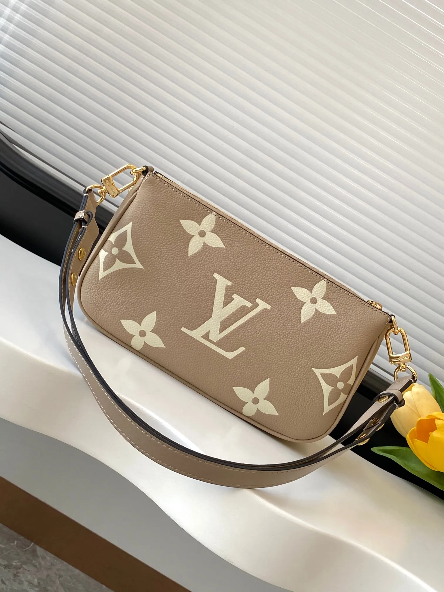 💰940 (top layer leather) top original single dynamic transcoding chip [three-piece mahjong bag] New full leather printing Highly practical in stock M22670 green M45777 black silk screen M80399 black embossed M80447 white embossed M45777 black silk screen M80447 white silk screen M45777 apricot embossed M45777 apricot silk screen M46093 color pink M46180 color blue [three-piece mahjong bag] New full leather printing Highly practical in stock M46569 off-white new version M45777 black silk screen M80399 black embossed M80447 white embossed M45777 black silk screen M80447 white silk screen M45777 apricot embossed M45777 apricot silk screen M46093 color pink. It is a must-have for celebrities and fashionable people. It has a very high appearance rate. It is not restricted by seasons. It is very suitable for matching clothes no matter what season. Carrying a three-piece mahjong bag will instantly transform you from an amateur to a fashion "blogger" who knows how to dress. Large: 23.5×13×4.5cm. Small: 18.5×11×4.5cm. 80%. A must-have for celebrities and fashionable people. It has a very high appearance rate. Not restricted by the season, it is very suitable for matching clothes no matter what season. Carrying a three-piece mahjong bag will instantly transform you from an amateur to a fashion "blogger" who knows how to dress 😎 Large: 23.5×13×4.5cm Small: 18.5×11×4.5cm 80%M It is a must-have for celebrities and fashionable people and has a very high appearance rate. Not restricted by the season, it is very suitable for matching clothes no matter what season. Carrying a three-piece mahjong bag on your back will instantly transform you from an amateur to a fashionable "blogger" who knows how to dress well 😎 Large: 23.5×13×4.5cm Small: 18.5×11×4.5cm 80%