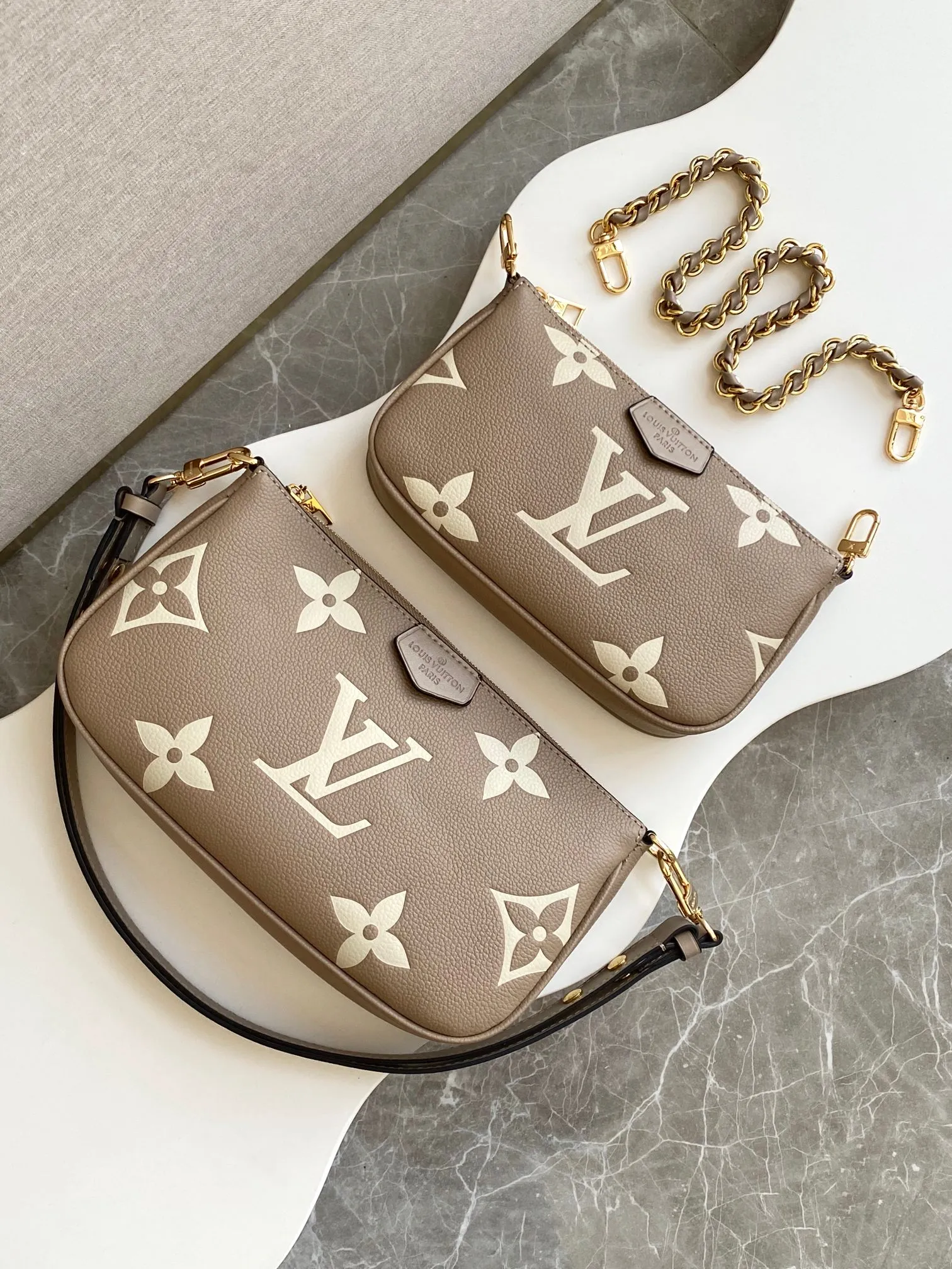 💰940 (top layer leather) top original single dynamic transcoding chip [three-piece mahjong bag] New full leather printing Highly practical in stock M22670 green M45777 black silk screen M80399 black embossed M80447 white embossed M45777 black silk screen M80447 white silk screen M45777 apricot embossed M45777 apricot silk screen M46093 color pink M46180 color blue [three-piece mahjong bag] New full leather printing Highly practical in stock M46569 off-white new version M45777 black silk screen M80399 black embossed M80447 white embossed M45777 black silk screen M80447 white silk screen M45777 apricot embossed M45777 apricot silk screen M46093 color pink. It is a must-have for celebrities and fashionable people. It has a very high appearance rate. It is not restricted by seasons. It is very suitable for matching clothes no matter what season. Carrying a three-piece mahjong bag will instantly transform you from an amateur to a fashion "blogger" who knows how to dress. Large: 23.5×13×4.5cm. Small: 18.5×11×4.5cm. 80%. A must-have for celebrities and fashionable people. It has a very high appearance rate. Not restricted by the season, it is very suitable for matching clothes no matter what season. Carrying a three-piece mahjong bag will instantly transform you from an amateur to a fashion "blogger" who knows how to dress 😎 Large: 23.5×13×4.5cm Small: 18.5×11×4.5cm 80%M It is a must-have for celebrities and fashionable people and has a very high appearance rate. Not restricted by the season, it is very suitable for matching clothes no matter what season. Carrying a three-piece mahjong bag on your back will instantly transform you from an amateur to a fashionable "blogger" who knows how to dress well 😎 Large: 23.5×13×4.5cm Small: 18.5×11×4.5cm 80%