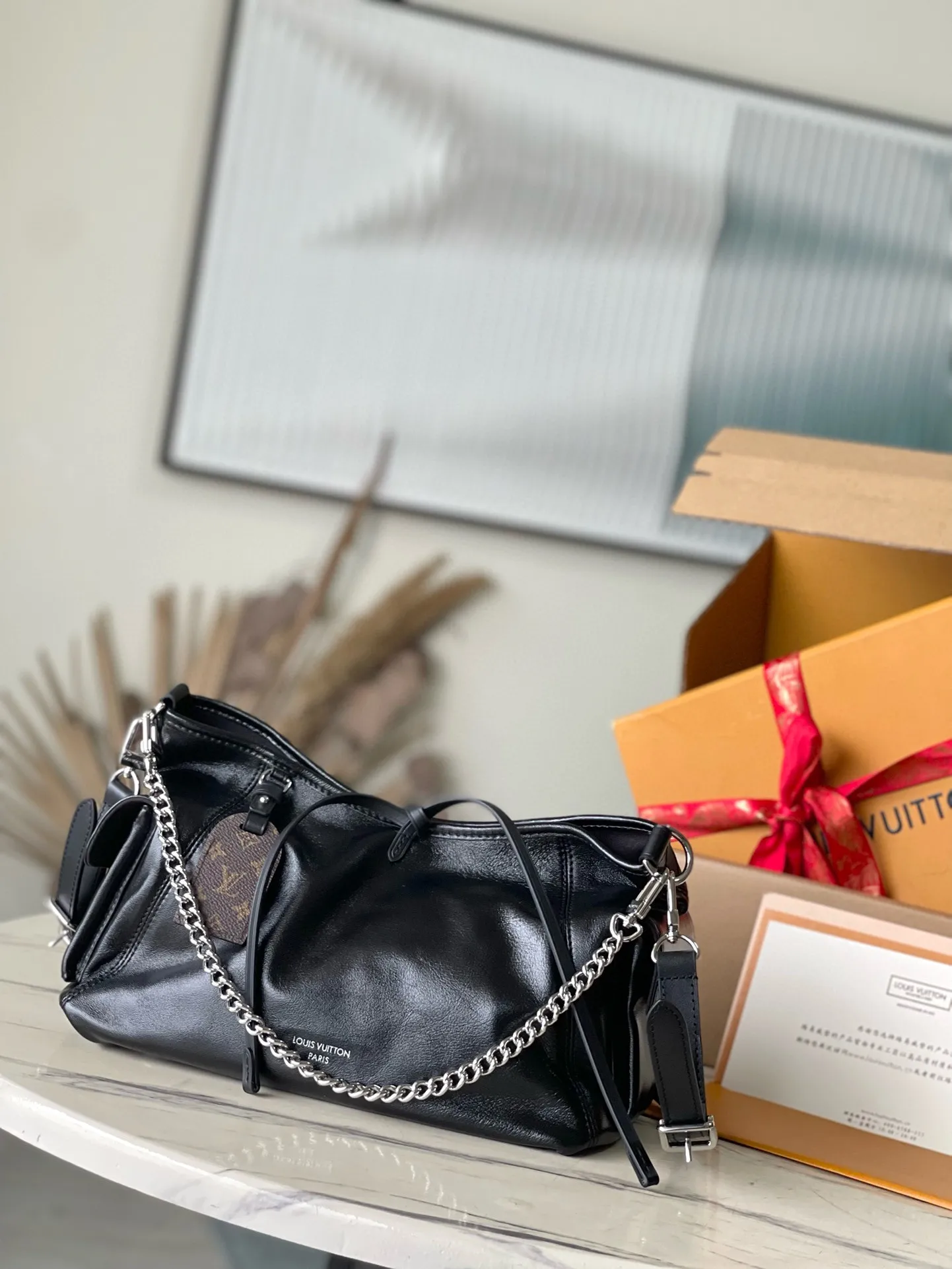 💰1160 (top-grain leather) top original order M24861 Small CarryAll Cargo small handbag is made of soft sheep leather to create a fashionable and lazy silhouette, adding eye-catching charm to the 2024 spring and summer show style. Polished metal pieces are complemented by a tactile, slightly wrinkled texture. Plenty of space can accommodate a variety of daily necessities, making it a great travel companion. 33.5x 23x 15cm