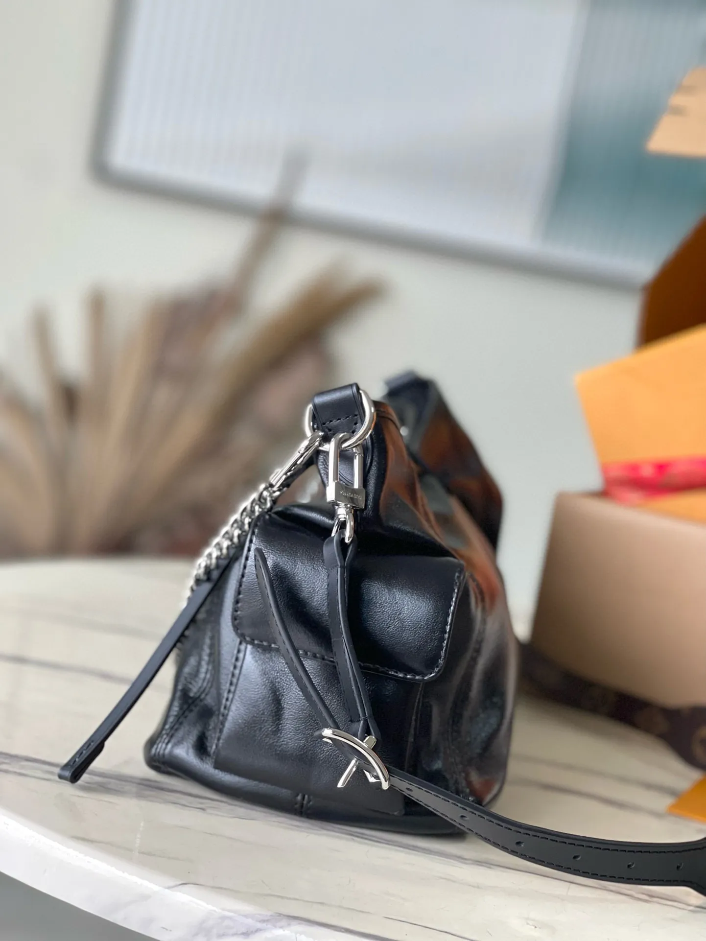 💰1160 (top-grain leather) top original order M24861 Small CarryAll Cargo small handbag is made of soft sheep leather to create a fashionable and lazy silhouette, adding eye-catching charm to the 2024 spring and summer show style. Polished metal pieces are complemented by a tactile, slightly wrinkled texture. Plenty of space can accommodate a variety of daily necessities, making it a great travel companion. 33.5x 23x 15cm