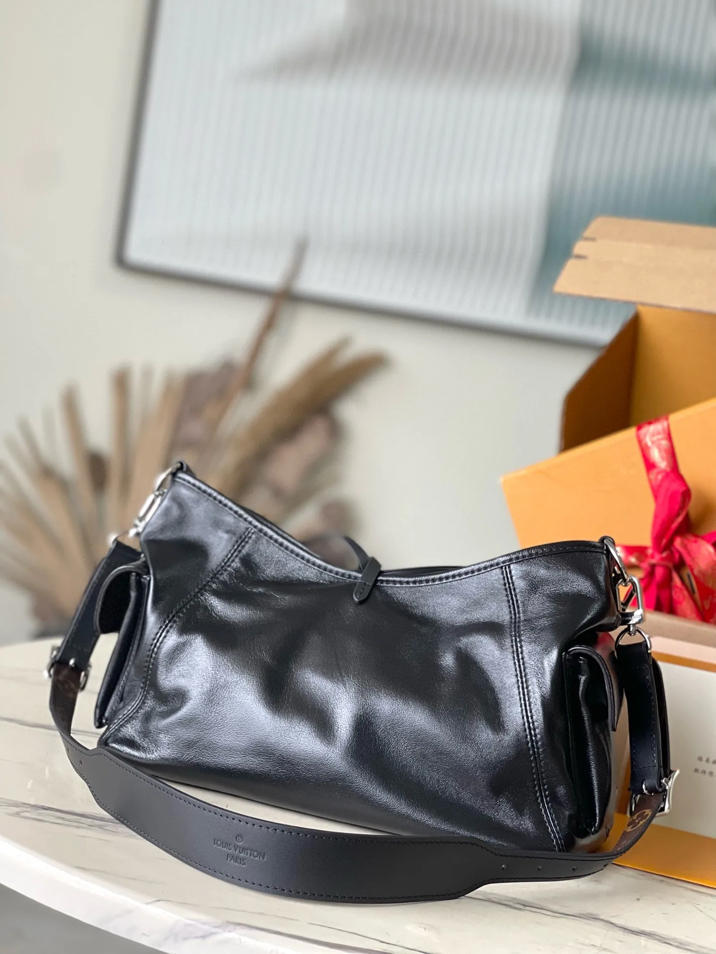💰1160 (top-grain leather) top original order M24861 Small CarryAll Cargo small handbag is made of soft sheep leather to create a fashionable and lazy silhouette, adding eye-catching charm to the 2024 spring and summer show style. Polished metal pieces are complemented by a tactile, slightly wrinkled texture. Plenty of space can accommodate a variety of daily necessities, making it a great travel companion. 33.5x 23x 15cm