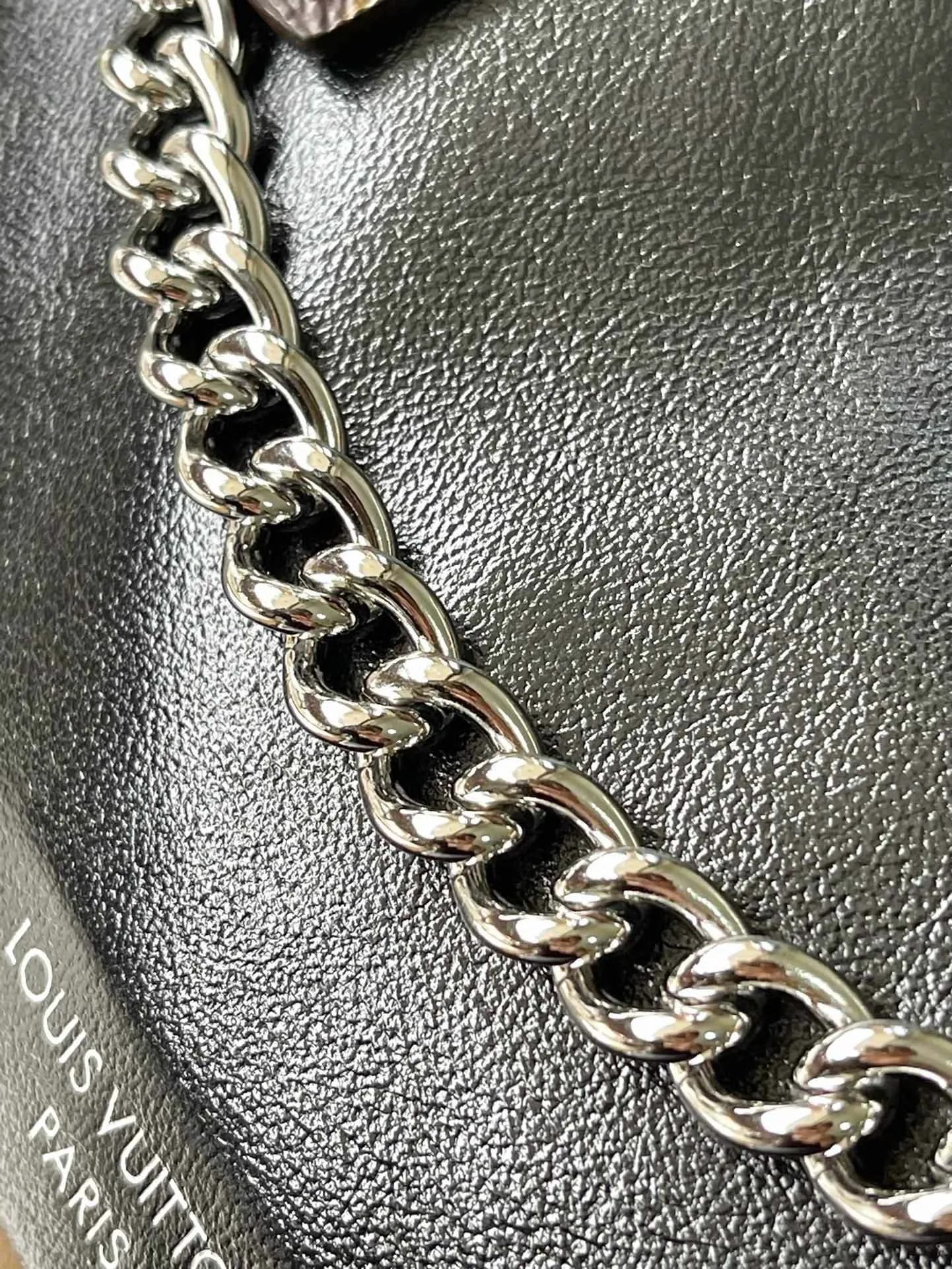 💰1160 (top-grain leather) top original order M24861 Small CarryAll Cargo small handbag is made of soft sheep leather to create a fashionable and lazy silhouette, adding eye-catching charm to the 2024 spring and summer show style. Polished metal pieces are complemented by a tactile, slightly wrinkled texture. Plenty of space can accommodate a variety of daily necessities, making it a great travel companion. 33.5x 23x 15cm
