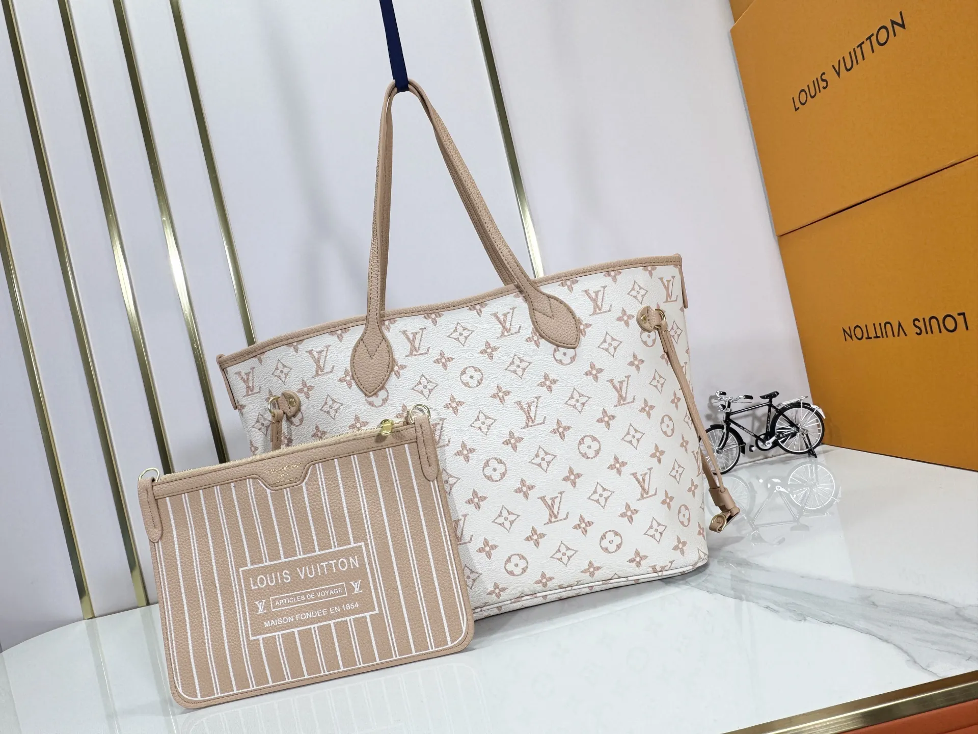 P260 Upgraded original version [Sac Neverfull Inside Out MM] M12061 M25665 M40995 White Flower Sand Dune (double-sided) This reversible Neverfull Inside Out MM bag is an ideal companion for office days and weekend vacations. Sublimated with a gold metallic finish, it's crafted from Monogram Dune canvas on one side and smooth hazel leather on the back. Designed to carry a laptop and other daily essentials, this roomy model features laces and hooks on the sides for adjusting the opening. Removable zippered pouch allows you to store small items.  Dimensions: 31x28x14 cm