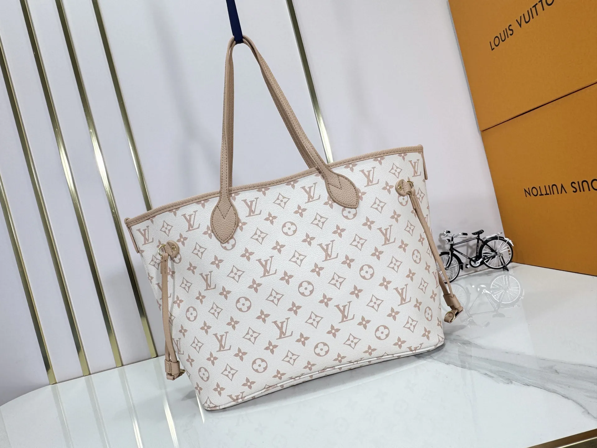 P260 Upgraded original version [Sac Neverfull Inside Out MM] M12061 M25665 M40995 White Flower Sand Dune (double-sided) This reversible Neverfull Inside Out MM bag is an ideal companion for office days and weekend vacations. Sublimated with a gold metallic finish, it's crafted from Monogram Dune canvas on one side and smooth hazel leather on the back. Designed to carry a laptop and other daily essentials, this roomy model features laces and hooks on the sides for adjusting the opening. Removable zippered pouch allows you to store small items.  Dimensions: 31x28x14 cm