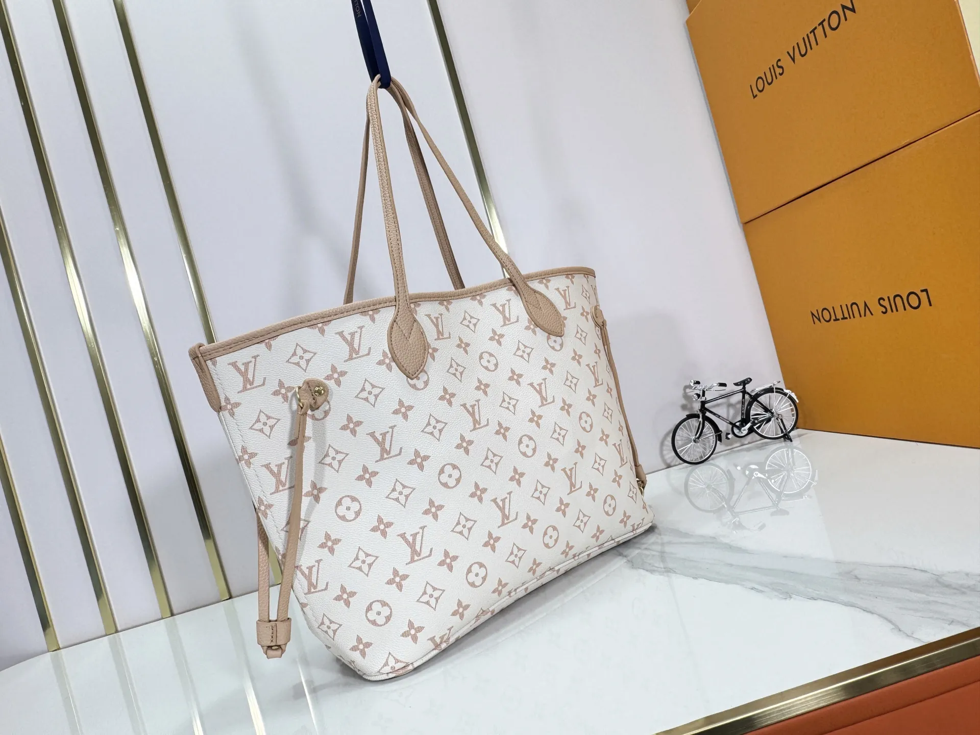 P260 Upgraded original version [Sac Neverfull Inside Out MM] M12061 M25665 M40995 White Flower Sand Dune (double-sided) This reversible Neverfull Inside Out MM bag is an ideal companion for office days and weekend vacations. Sublimated with a gold metallic finish, it's crafted from Monogram Dune canvas on one side and smooth hazel leather on the back. Designed to carry a laptop and other daily essentials, this roomy model features laces and hooks on the sides for adjusting the opening. Removable zippered pouch allows you to store small items.  Dimensions: 31x28x14 cm