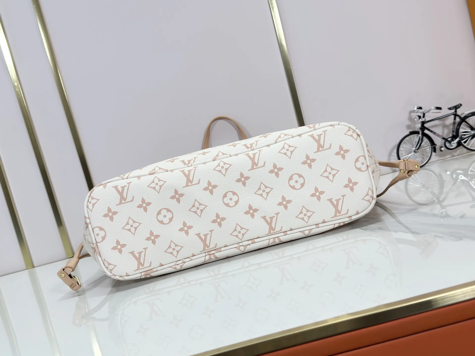 P260 Upgraded original version [Sac Neverfull Inside Out MM] M12061 M25665 M40995 White Flower Sand Dune (double-sided) This reversible Neverfull Inside Out MM bag is an ideal companion for office days and weekend vacations. Sublimated with a gold metallic finish, it's crafted from Monogram Dune canvas on one side and smooth hazel leather on the back. Designed to carry a laptop and other daily essentials, this roomy model features laces and hooks on the sides for adjusting the opening. Removable zippered pouch allows you to store small items.  Dimensions: 31x28x14 cm