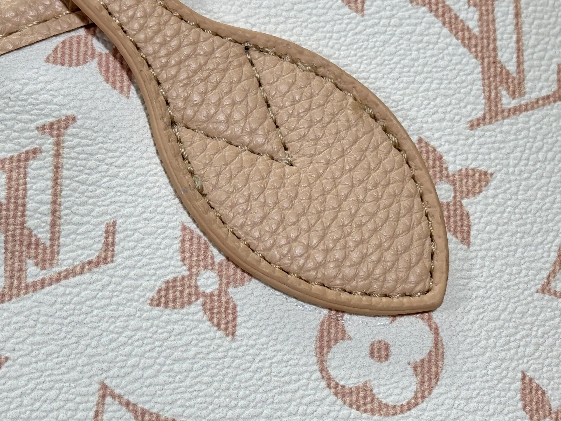 P260 Upgraded original version [Sac Neverfull Inside Out MM] M12061 M25665 M40995 White Flower Sand Dune (double-sided) This reversible Neverfull Inside Out MM bag is an ideal companion for office days and weekend vacations. Sublimated with a gold metallic finish, it's crafted from Monogram Dune canvas on one side and smooth hazel leather on the back. Designed to carry a laptop and other daily essentials, this roomy model features laces and hooks on the sides for adjusting the opening. Removable zippered pouch allows you to store small items.  Dimensions: 31x28x14 cm