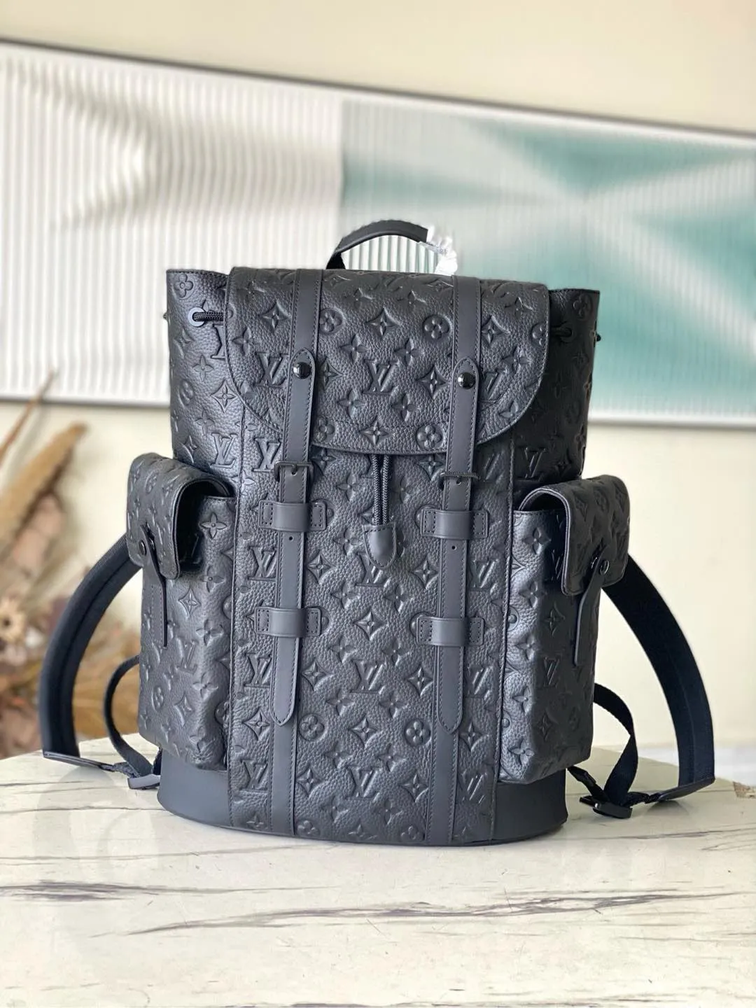 💰1340 (first-grain leather) Top-quality original M55699 full leather Christopher backpack is made of Taurillon leather with embossed Monogram pattern. It has a moderate capacity and combines outer pockets and functional inner pockets, with leather shoulder straps and matte metal parts. Drawstring and snap closure securely keep your belongings safe. Dimensions: 41 x 48 x 13 cm