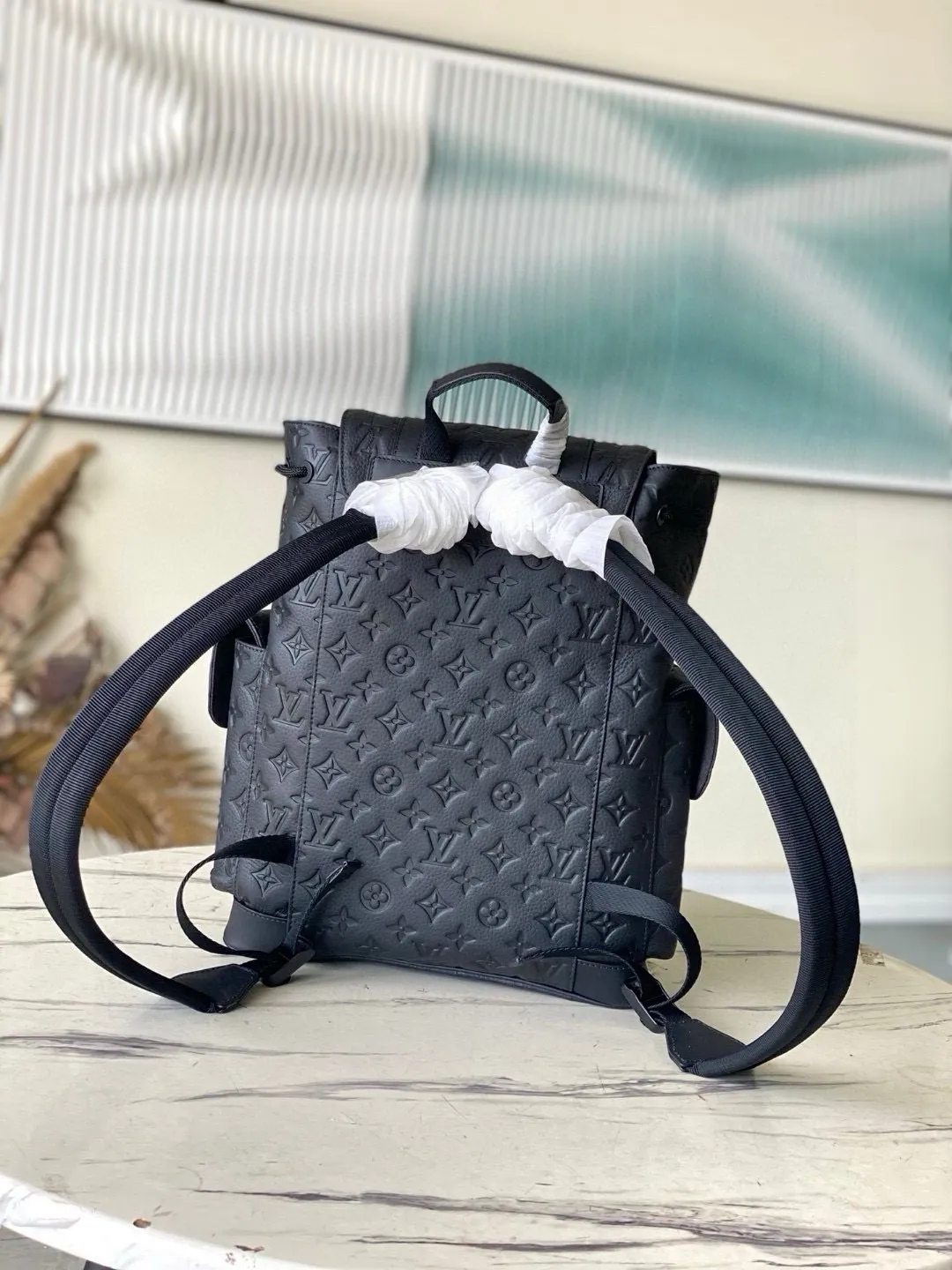 💰1340 (first-grain leather) Top-quality original M55699 full leather Christopher backpack is made of Taurillon leather with embossed Monogram pattern. It has a moderate capacity and combines outer pockets and functional inner pockets, with leather shoulder straps and matte metal parts. Drawstring and snap closure securely keep your belongings safe. Dimensions: 41 x 48 x 13 cm