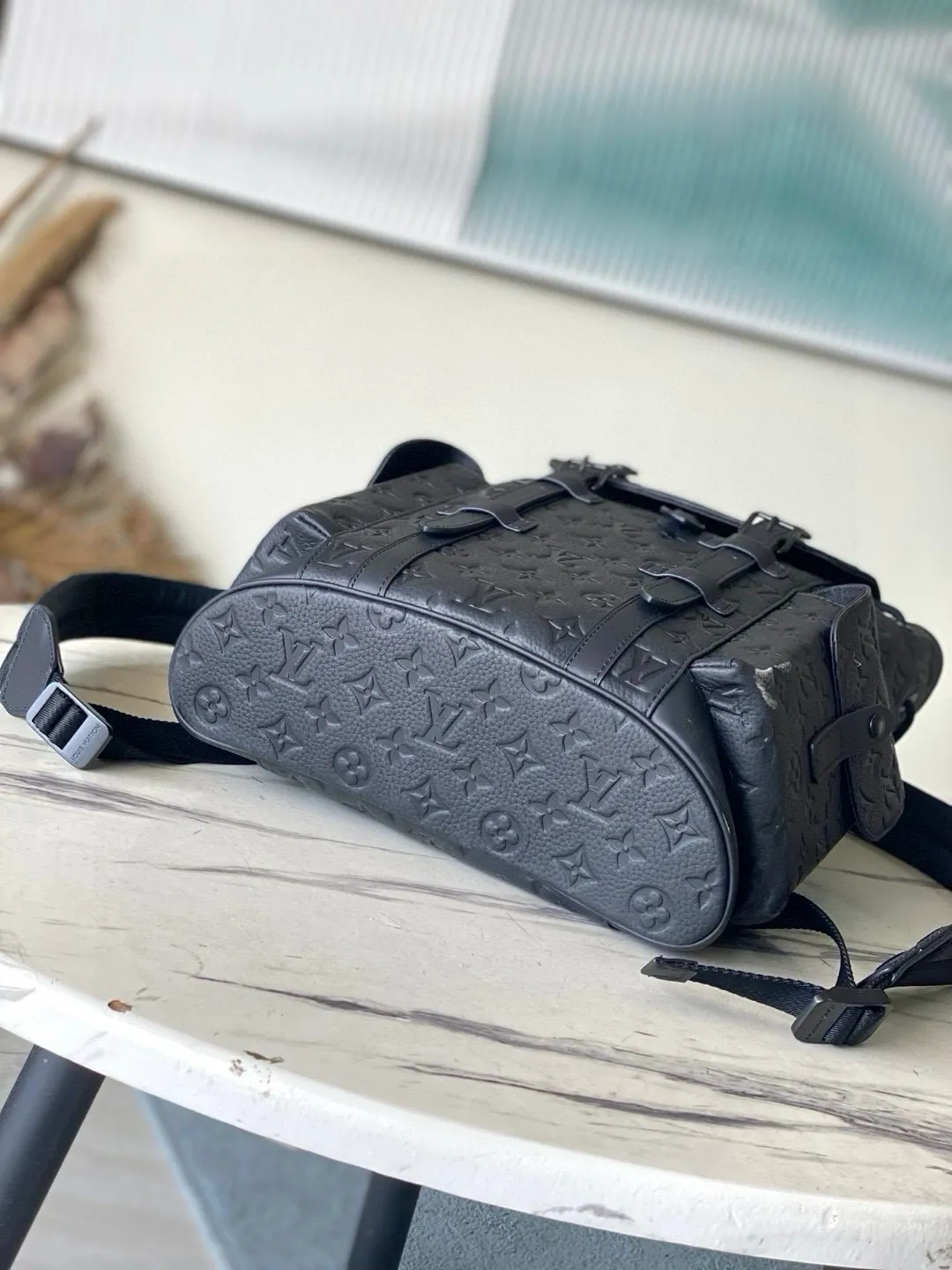 💰1340 (first-grain leather) Top-quality original M55699 full leather Christopher backpack is made of Taurillon leather with embossed Monogram pattern. It has a moderate capacity and combines outer pockets and functional inner pockets, with leather shoulder straps and matte metal parts. Drawstring and snap closure securely keep your belongings safe. Dimensions: 41 x 48 x 13 cm