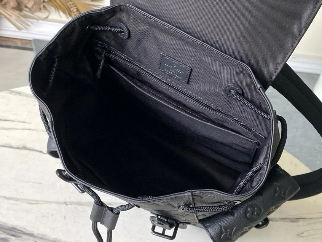 💰1340 (first-grain leather) Top-quality original M55699 full leather Christopher backpack is made of Taurillon leather with embossed Monogram pattern. It has a moderate capacity and combines outer pockets and functional inner pockets, with leather shoulder straps and matte metal parts. Drawstring and snap closure securely keep your belongings safe. Dimensions: 41 x 48 x 13 cm