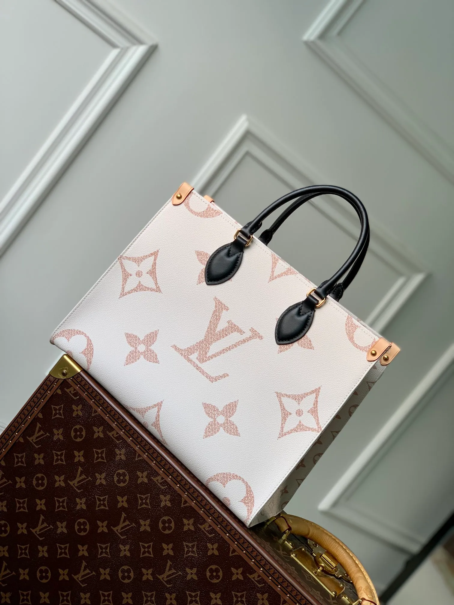 💰960 Top Original Order ✨M46912 This OnTheGo medium handbag is painted on coated canvas with a large Monogram pattern, and the trim and lining are covered with intricate Monogram Ypp flowers, showing the inspiration of traditional Portuguese tiles. The ample space combined with the long and short handle design makes it a perfect choice for daily travel. Detailed features 35 x 27 x 14 cm (length x height x width)