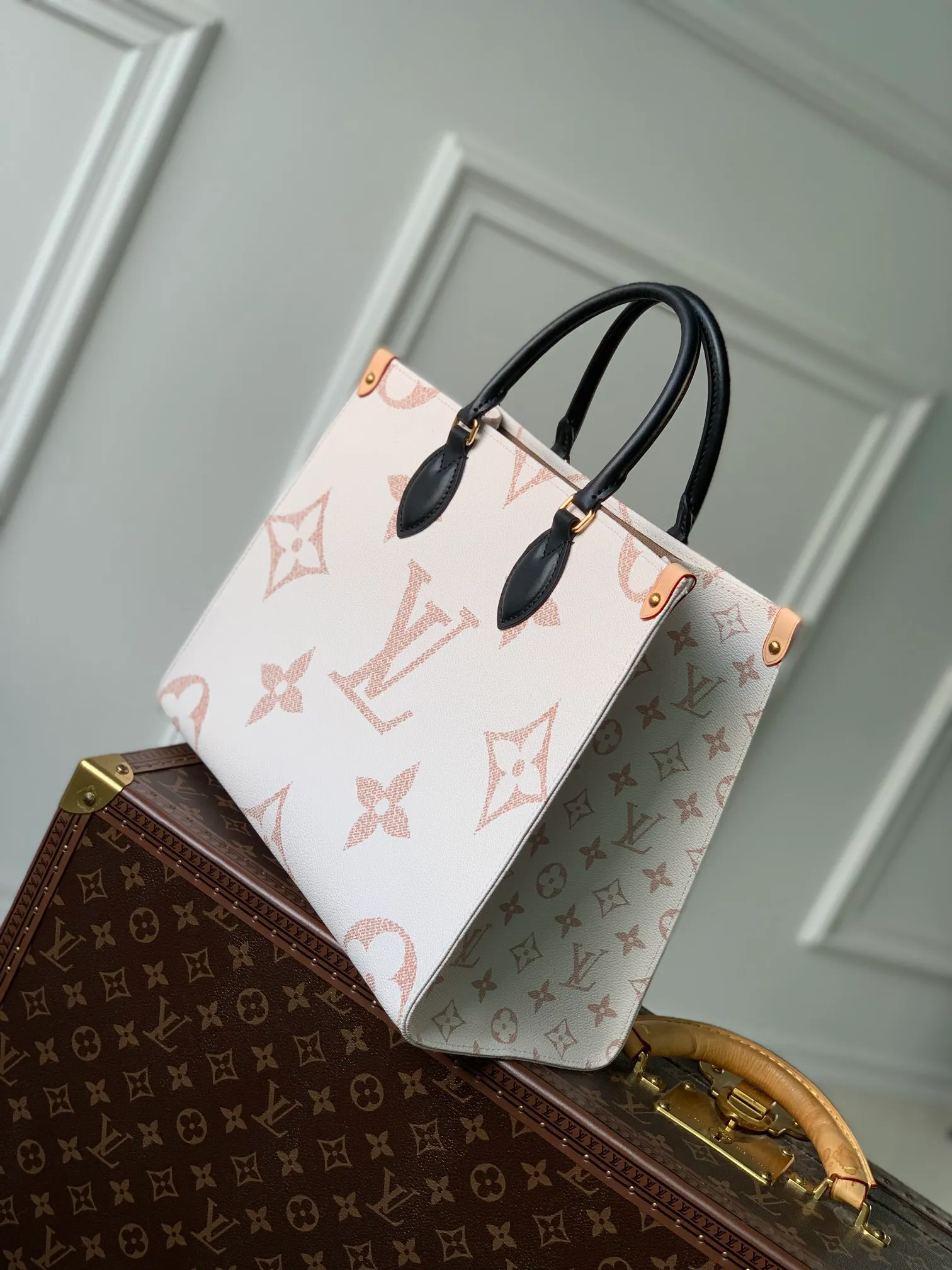 💰960 Top Original Order ✨M46912 This OnTheGo medium handbag is painted on coated canvas with a large Monogram pattern, and the trim and lining are covered with intricate Monogram Ypp flowers, showing the inspiration of traditional Portuguese tiles. The ample space combined with the long and short handle design makes it a perfect choice for daily travel. Detailed features 35 x 27 x 14 cm (length x height x width)