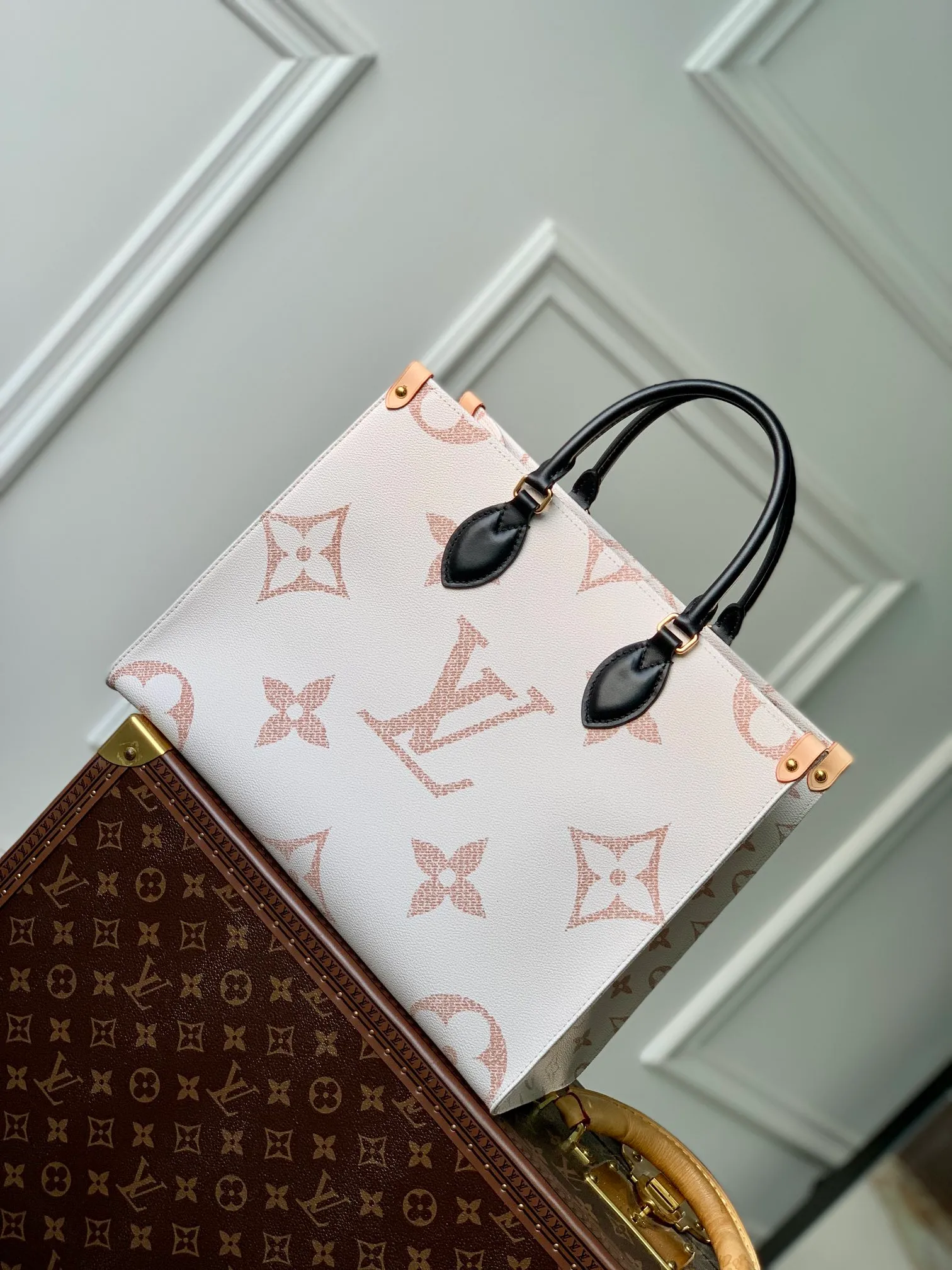 💰960 Top Original Order ✨M46912 This OnTheGo medium handbag is painted on coated canvas with a large Monogram pattern, and the trim and lining are covered with intricate Monogram Ypp flowers, showing the inspiration of traditional Portuguese tiles. The ample space combined with the long and short handle design makes it a perfect choice for daily travel. Detailed features 35 x 27 x 14 cm (length x height x width)
